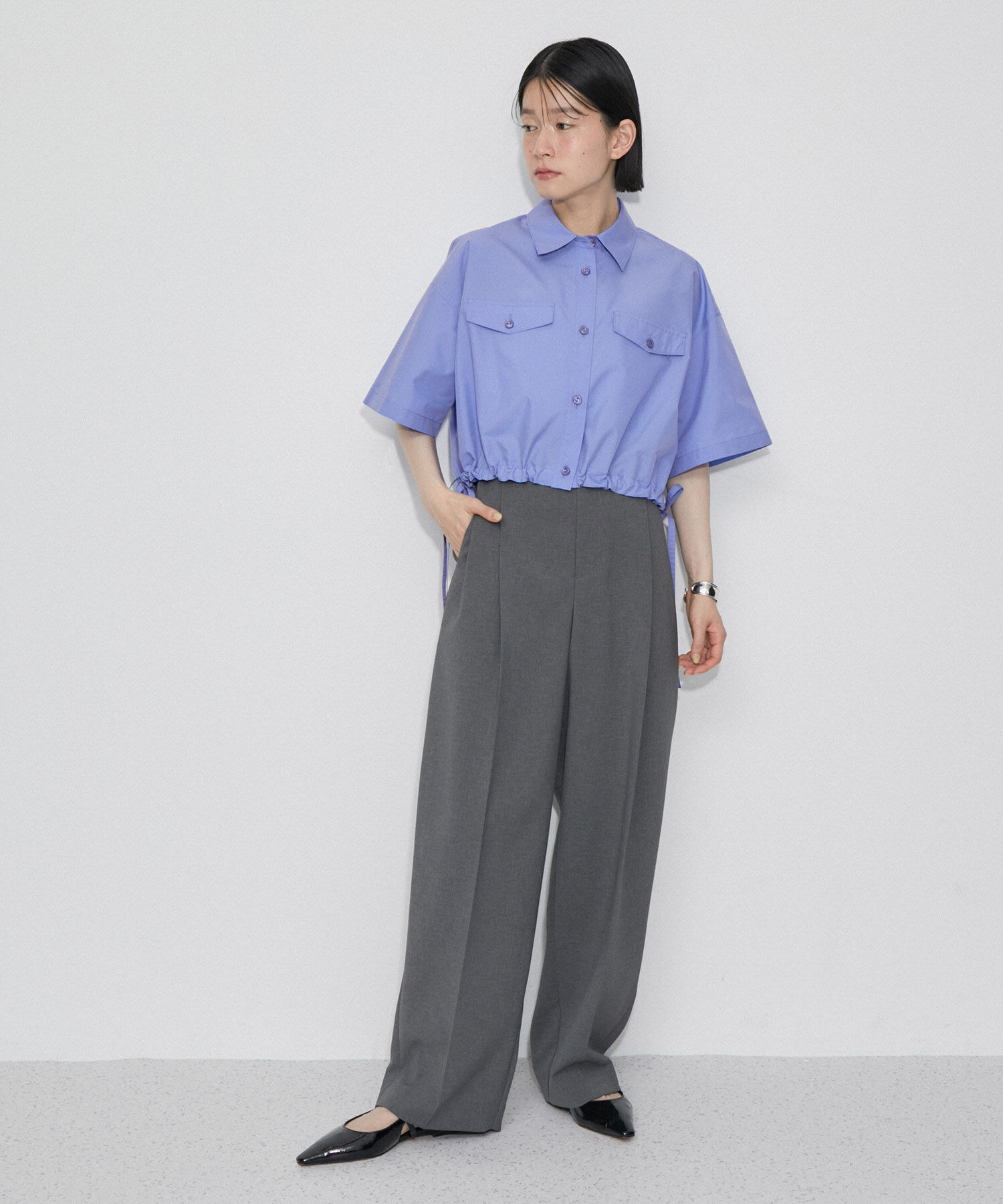 ADAM ET ROPE'「【サステナブル】クロップドギャザリングシャツ」|シャツ・ブラウス|