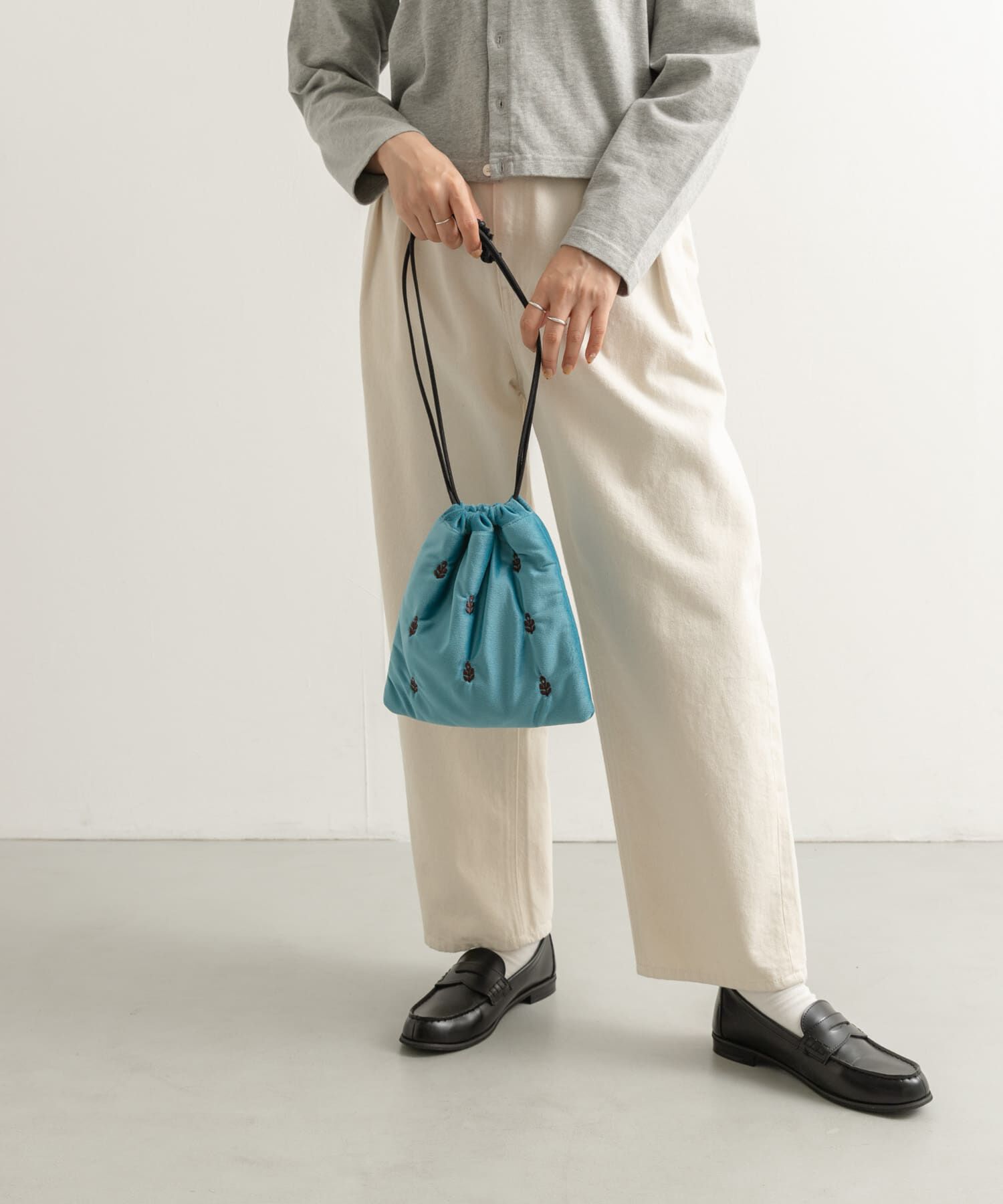 URBAN RESEARCH DOORS「『別注』beej&times;DOORS　刺繍巾着バッグ」|ショルダー・メッセンジャー|ブルー