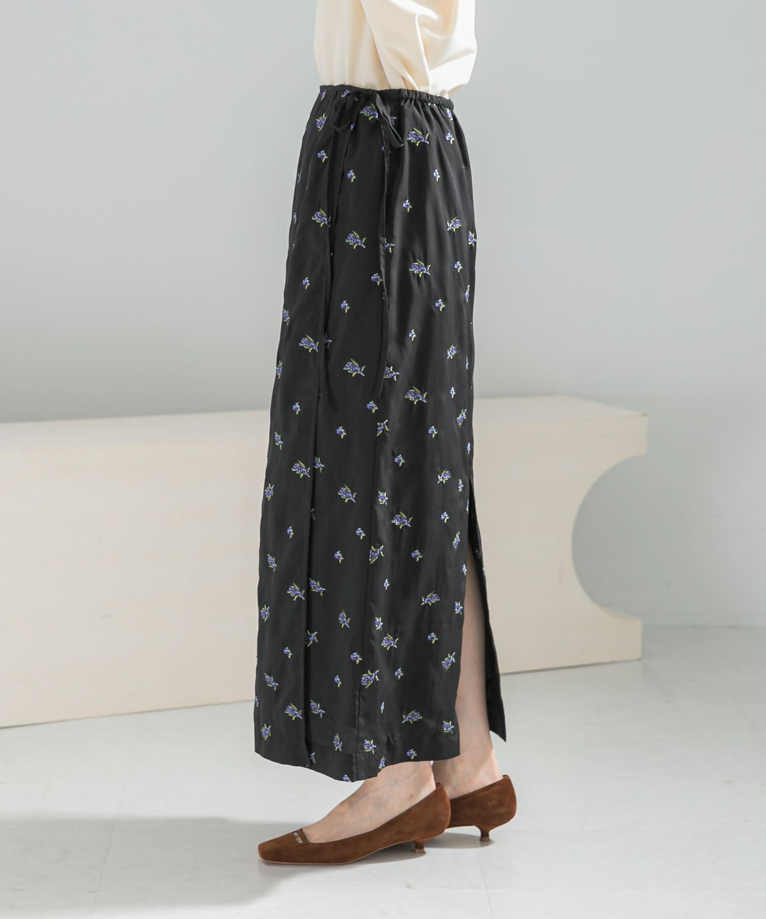 URBAN RESEARCH ROSSO「フラワー刺繍ラップストレートスカート」|スカート|