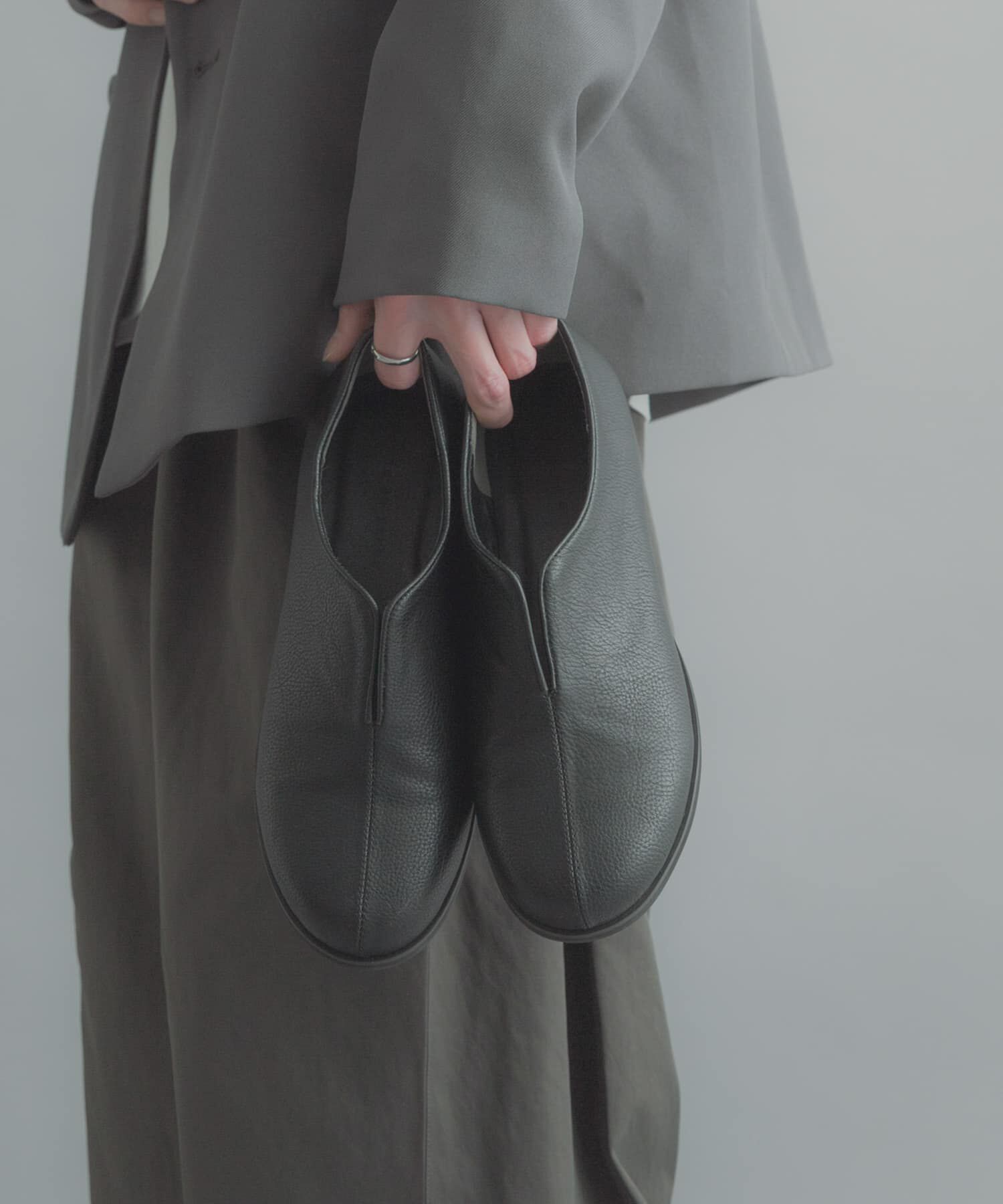 SENSE OF PLACE by URBAN RESEARCH「センタースリットスリッポンシューズ」|スリッポン|ブラック