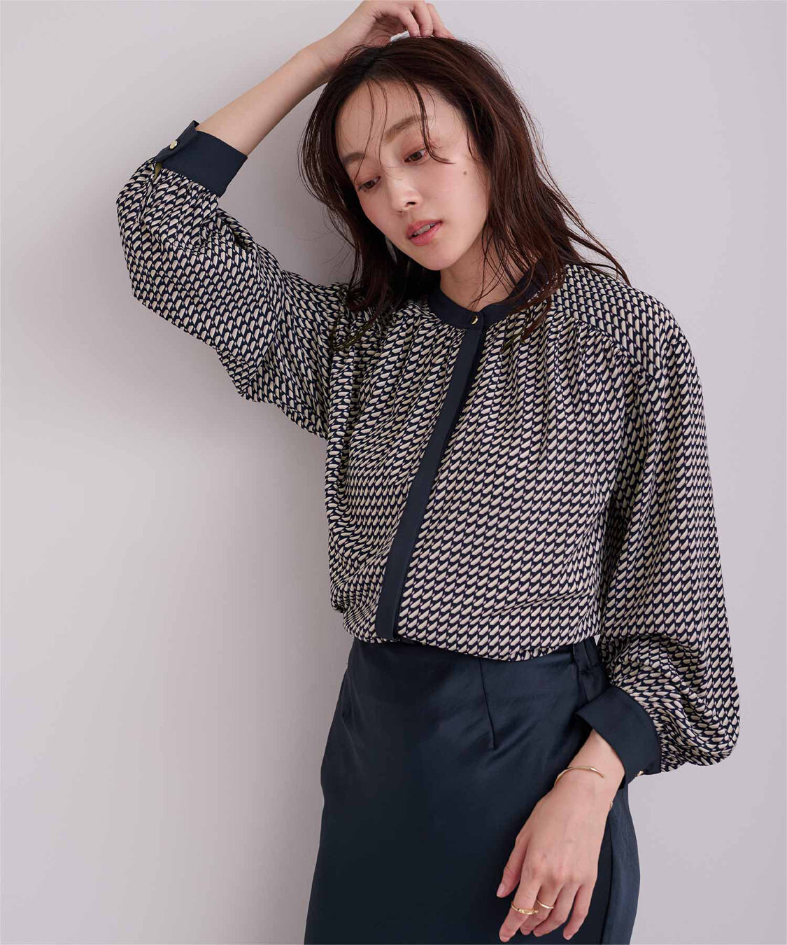 ur's「ジオメトリックバンドカラーブラウス」|シャツ・ブラウス|ネイビー/ベージュ