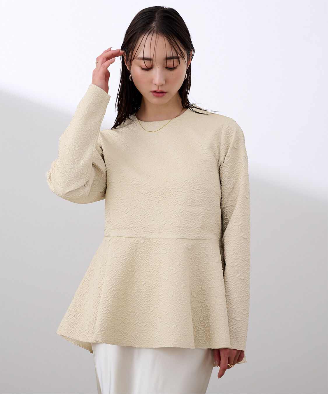 ur's「ふくれジャガードクルーネックペプラムプルオーバー」|プルオーバー|グレージュ