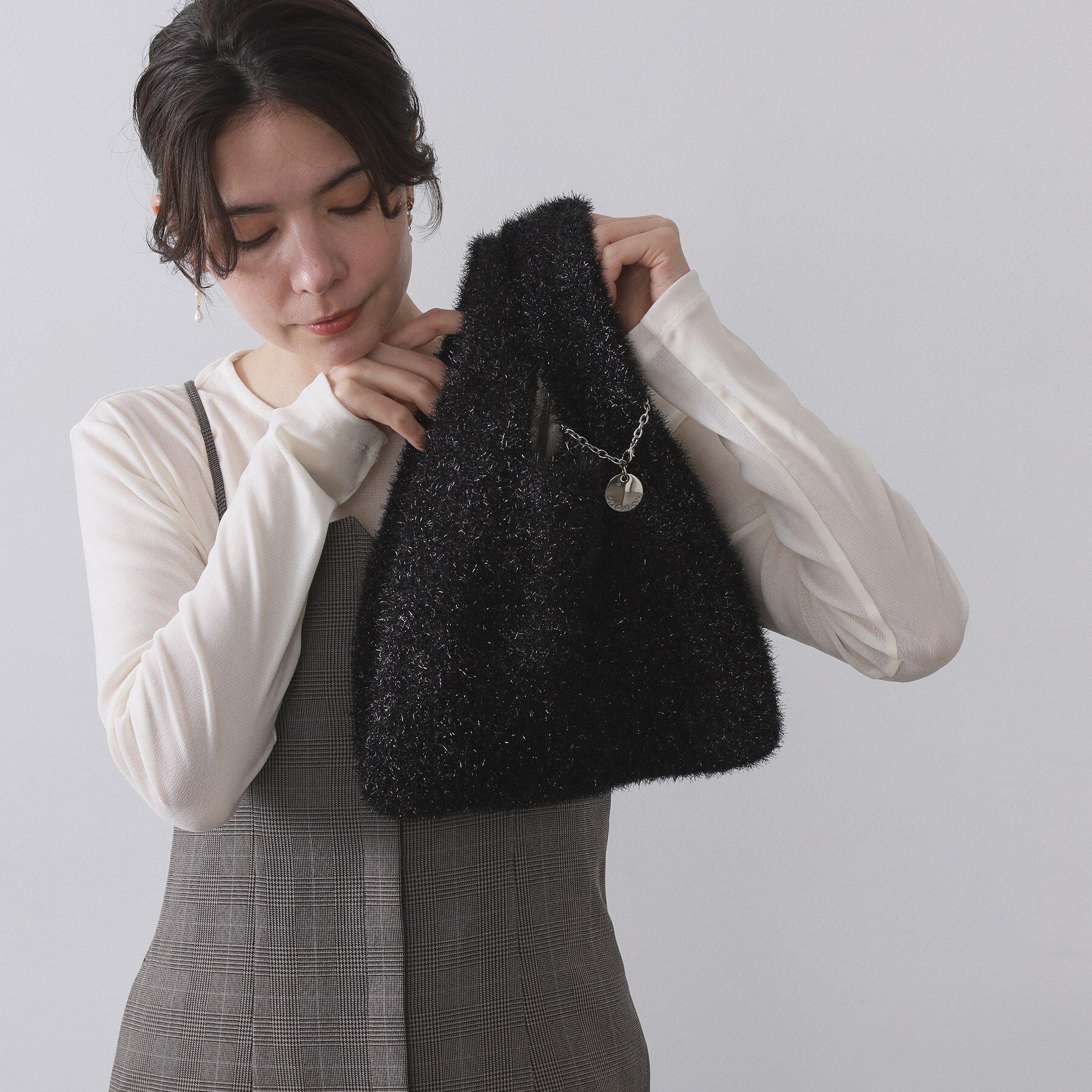 OPAQUE.CLIP「メタルチャーム付きラメニットバッグ」|トートバッグ|ブラック(019)