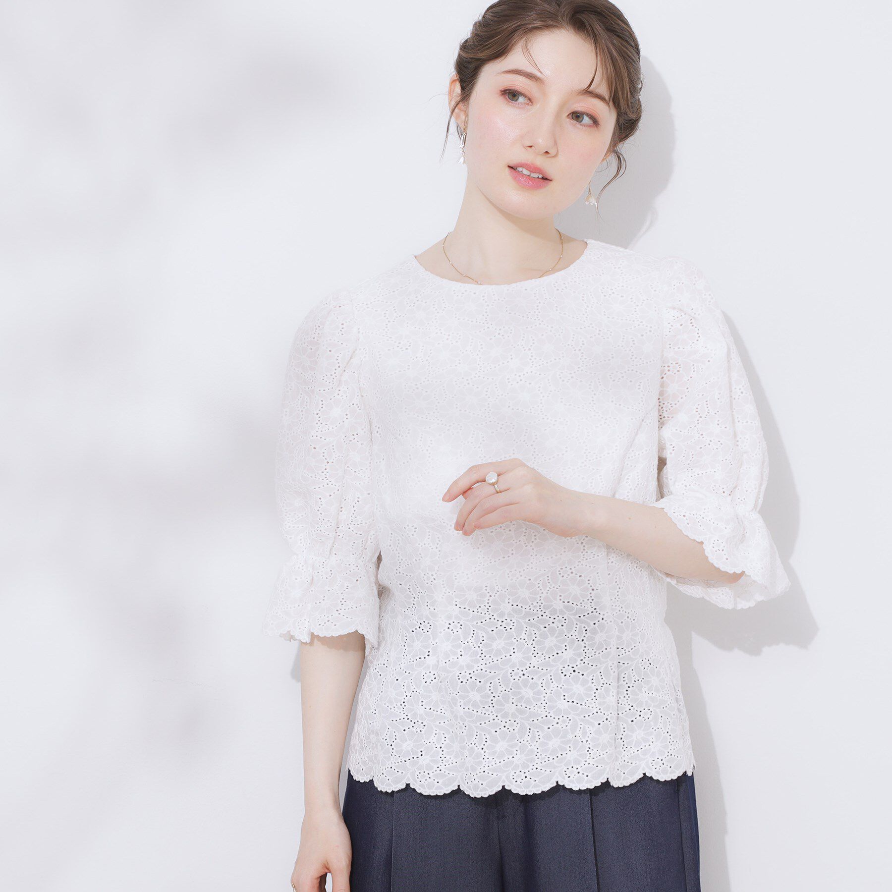 Couture broach「【一枚で着映える・花柄刺繍・5分袖】バックレースアップ カットワークレースブラウス」|シャツ・ブラウス|