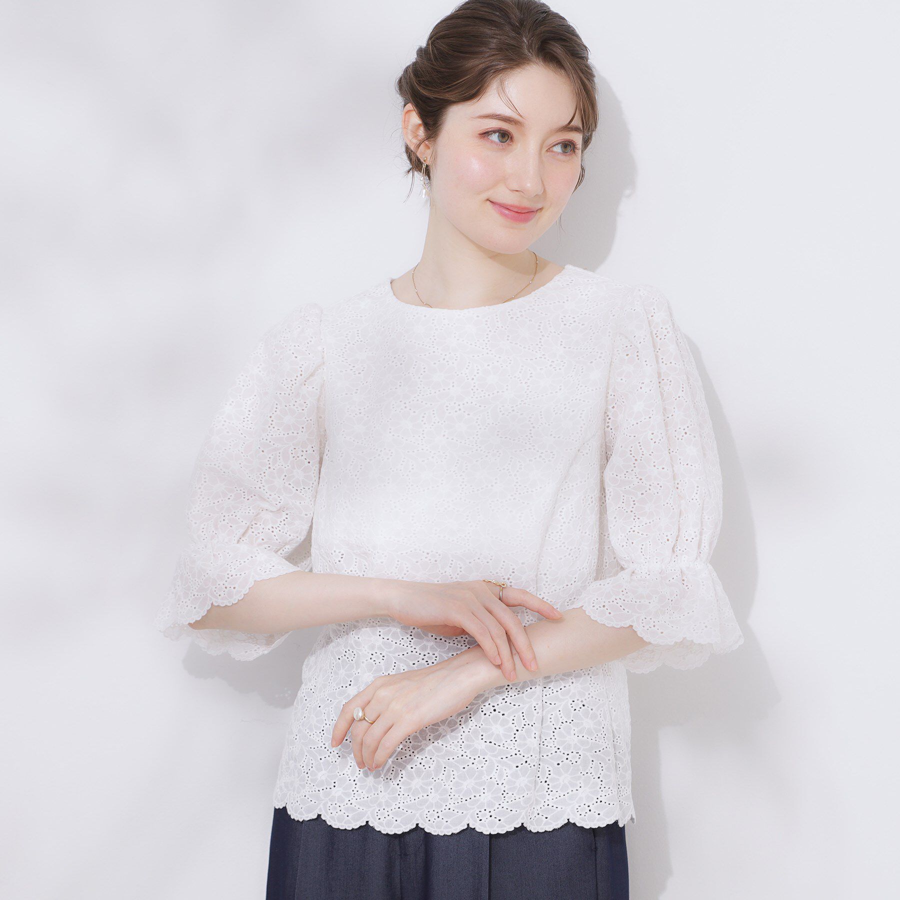 Couture broach「【一枚で着映える・花柄刺繍・5分袖】バックレースアップ カットワークレースブラウス」|シャツ・ブラウス|