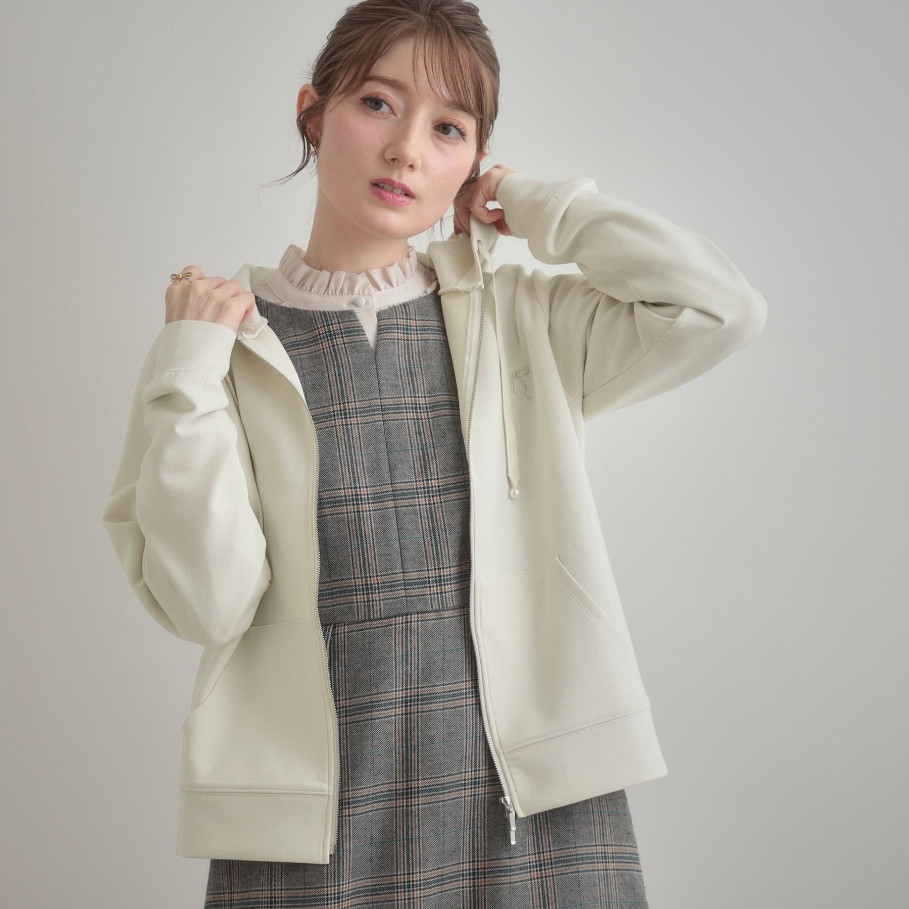 Couture broach「【マシンウォッシャブル・UVケア・大人可愛い】リボン刺繍ダンボールZIPフーディ」|パーカー|アイボリー(004)