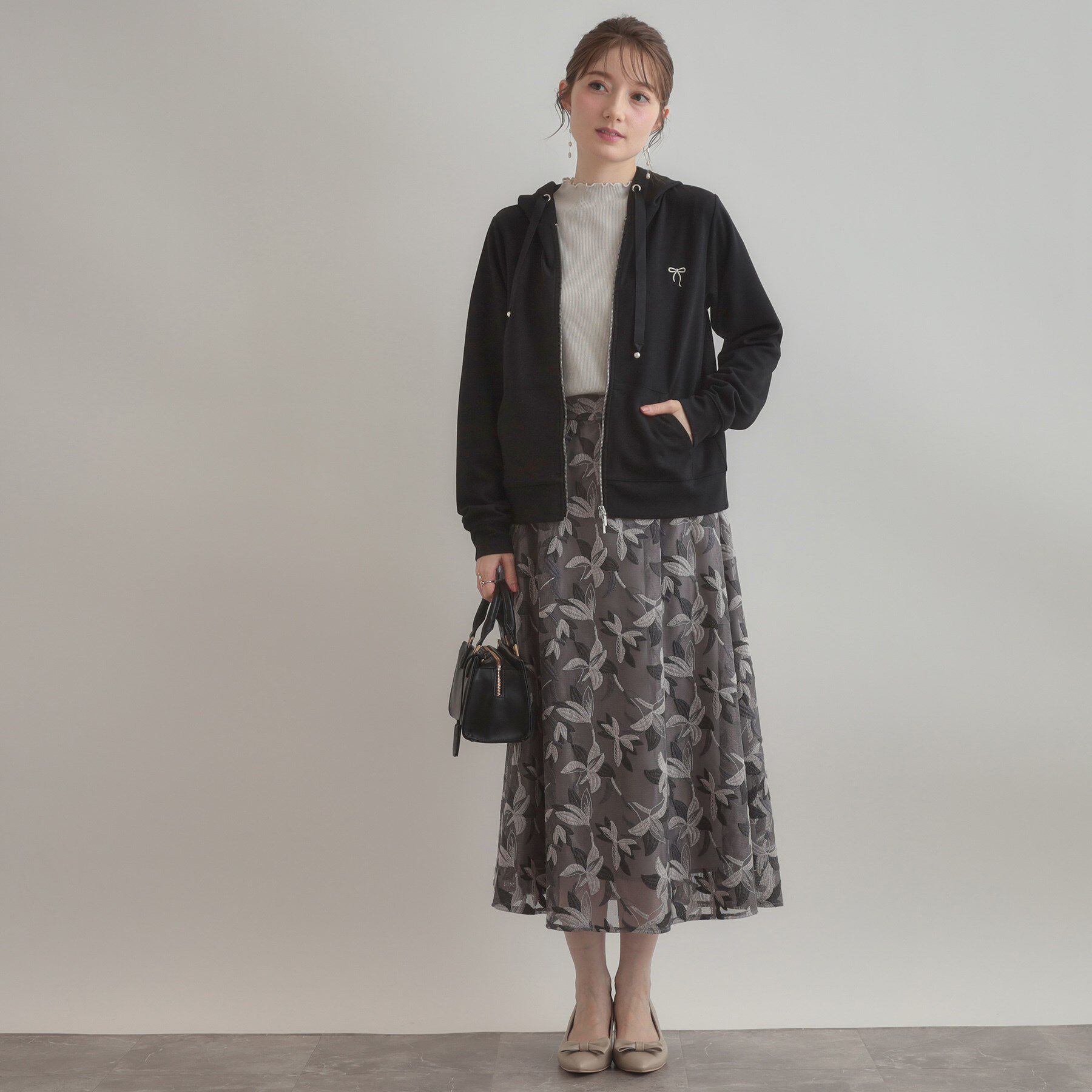 Couture broach「【マシンウォッシャブル・UVケア・大人可愛い】リボン刺繍ダンボールZIPフーディ」|パーカー|