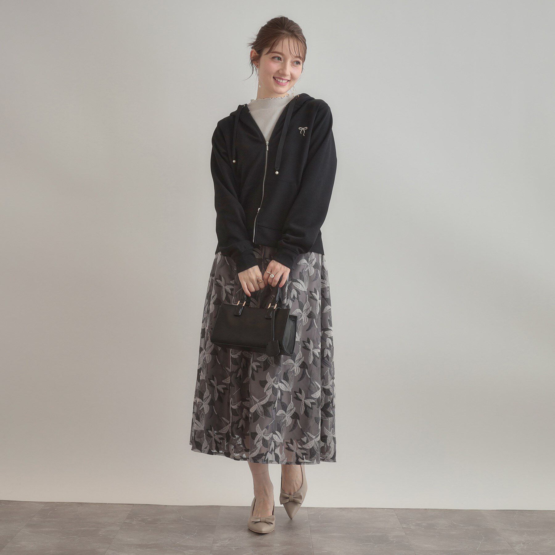 Couture broach「【マシンウォッシャブル・UVケア・大人可愛い】リボン刺繍ダンボールZIPフーディ」|パーカー|