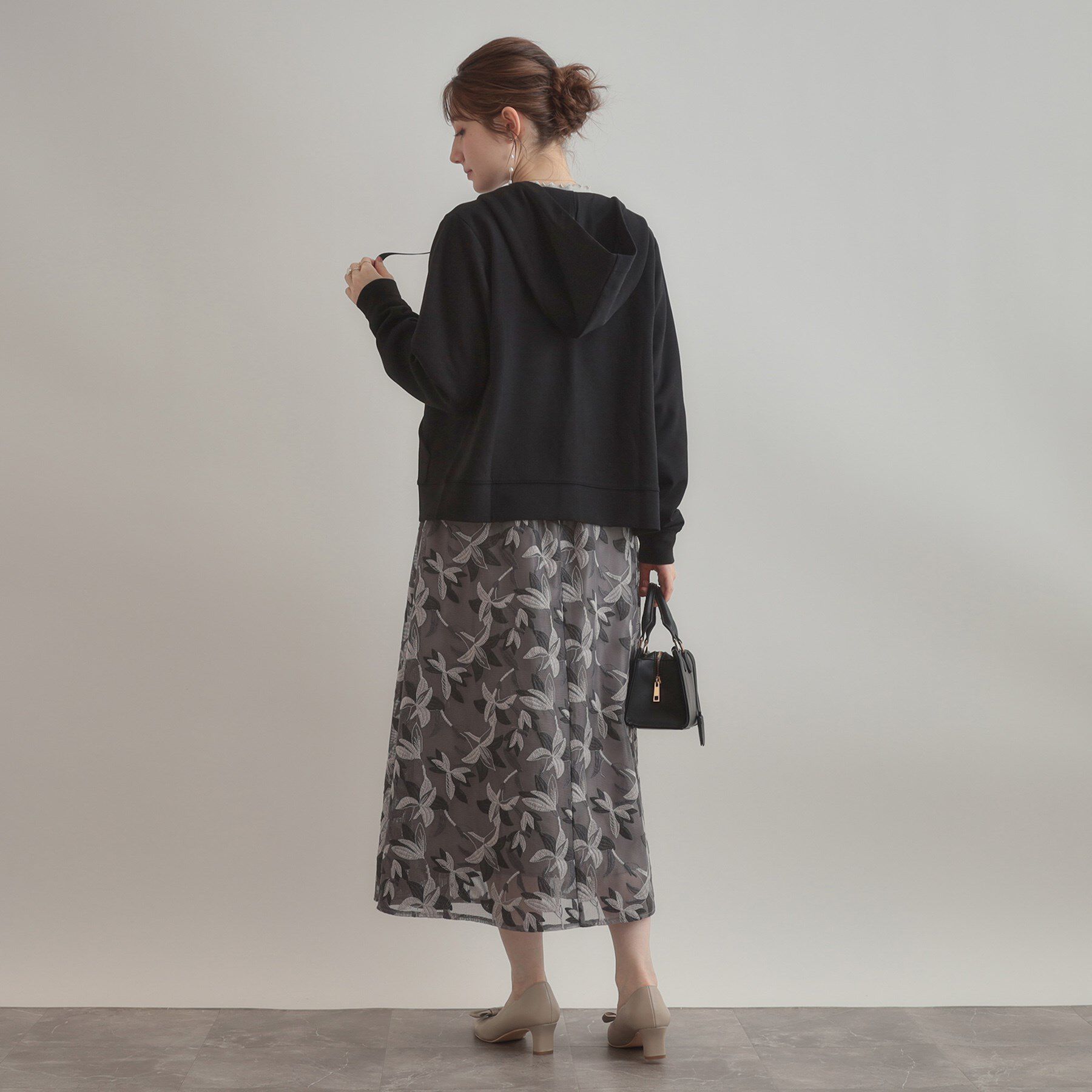 Couture broach「【マシンウォッシャブル・UVケア・大人可愛い】リボン刺繍ダンボールZIPフーディ」|パーカー|