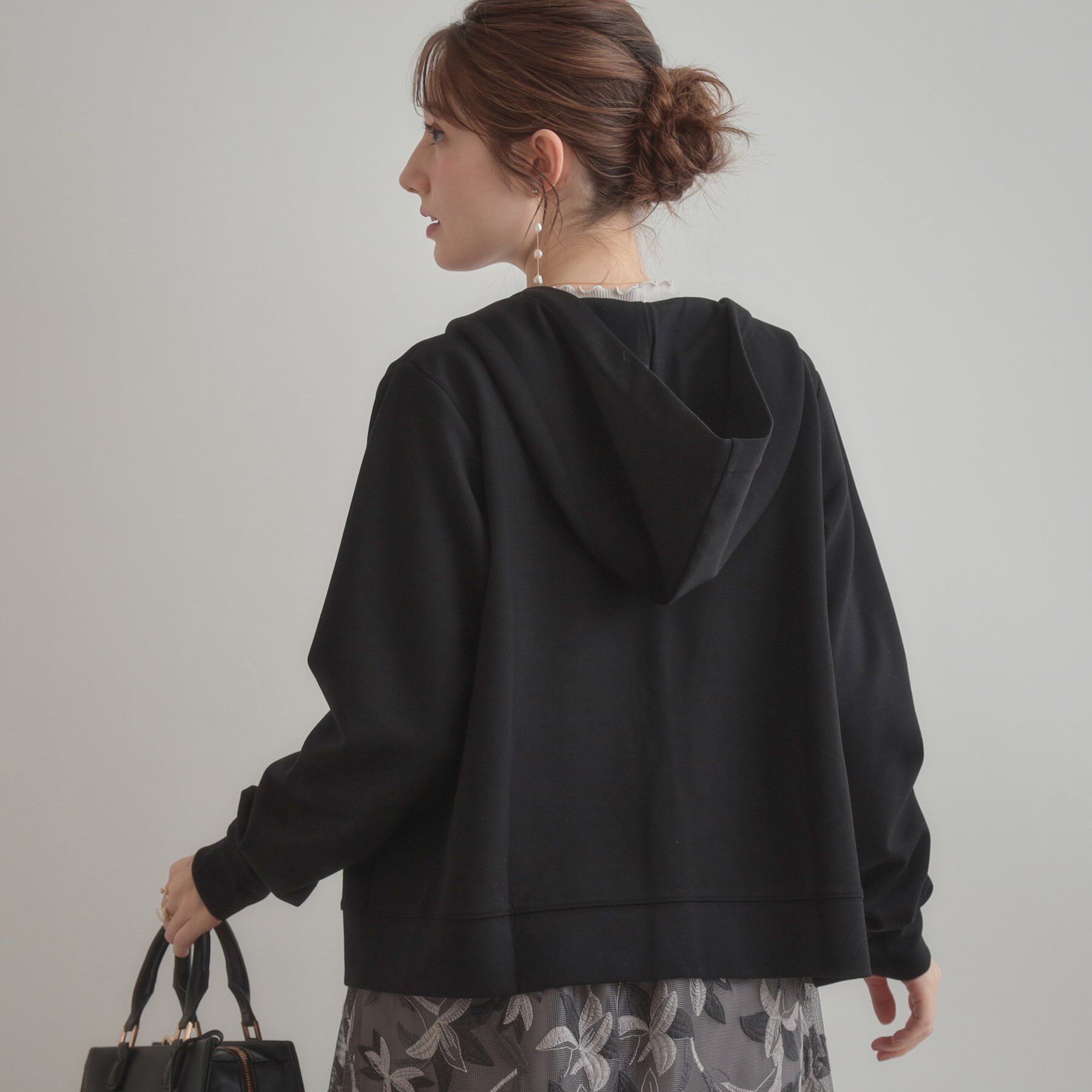 Couture broach「【マシンウォッシャブル・UVケア・大人可愛い】リボン刺繍ダンボールZIPフーディ」|パーカー|