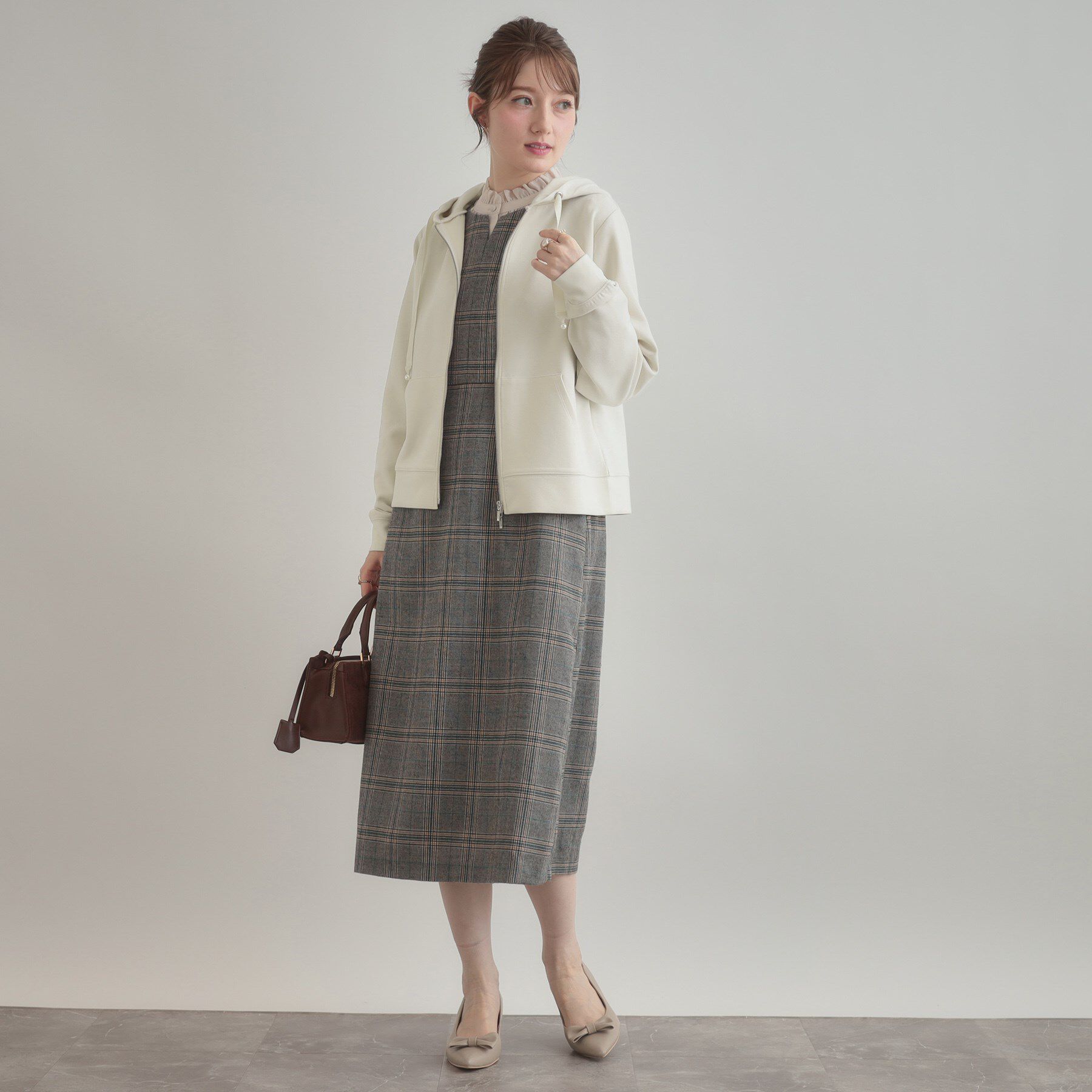 Couture broach「【マシンウォッシャブル・UVケア・大人可愛い】リボン刺繍ダンボールZIPフーディ」|パーカー|