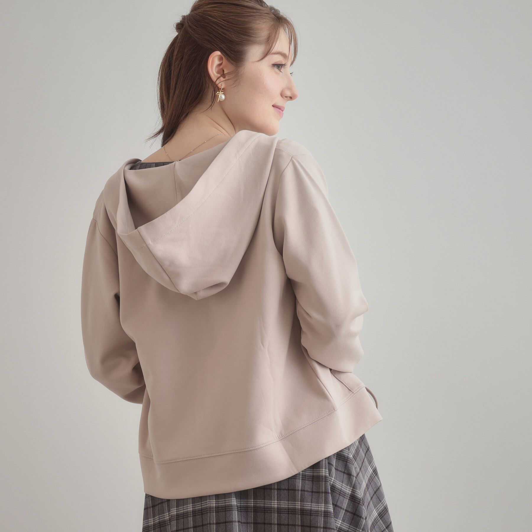 Couture broach「【マシンウォッシャブル・UVケア・大人可愛い】リボン刺繍ダンボールZIPフーディ」|パーカー|