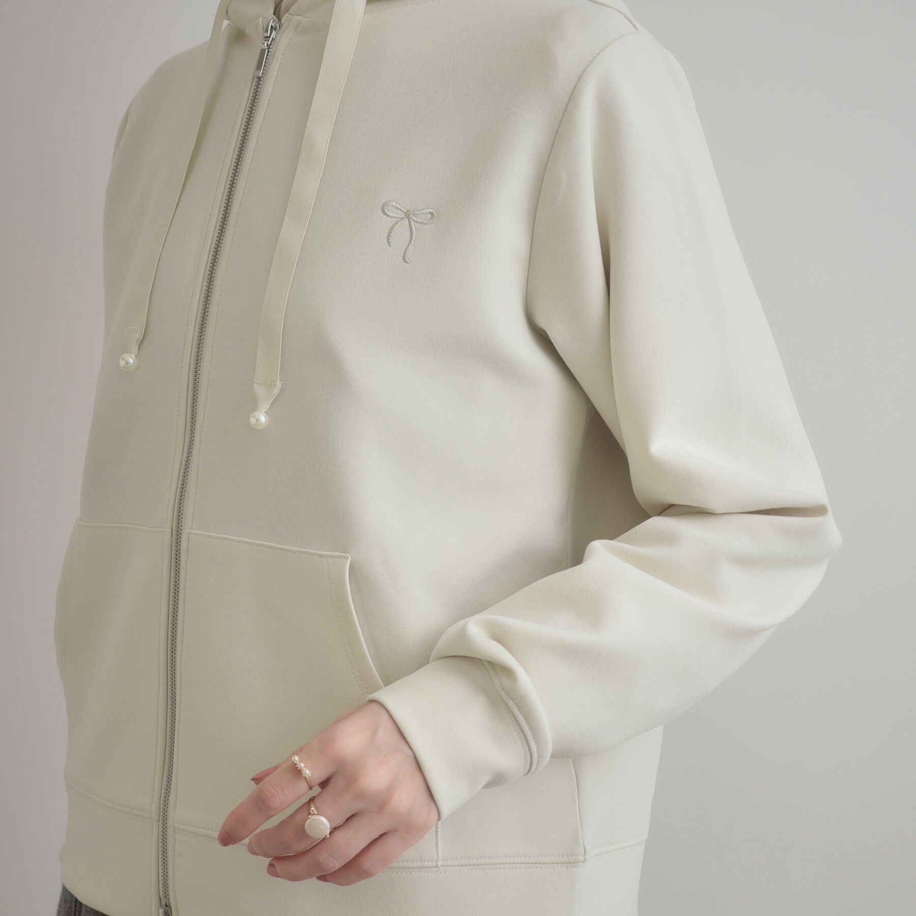 Couture broach「【マシンウォッシャブル・UVケア・大人可愛い】リボン刺繍ダンボールZIPフーディ」|パーカー|