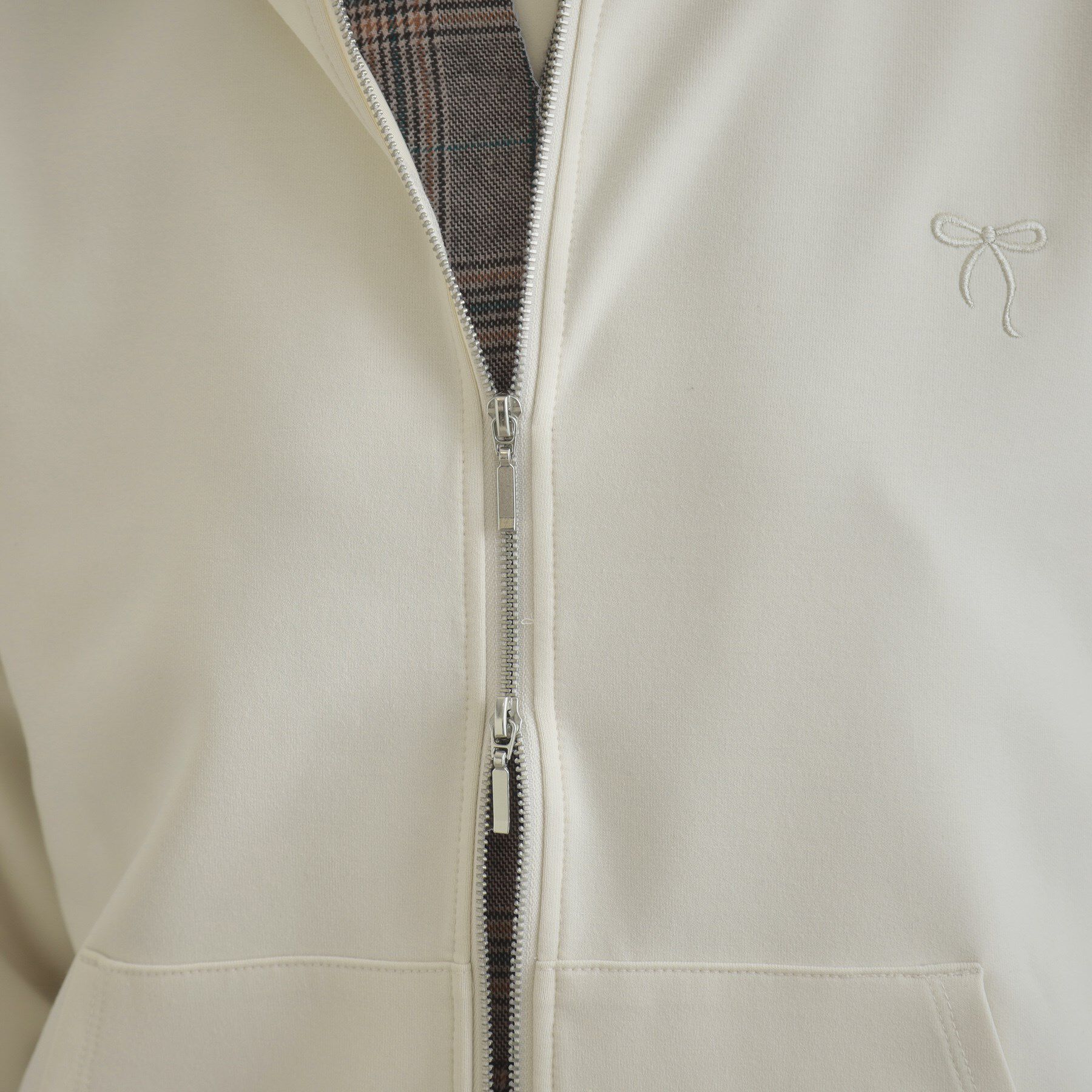 Couture broach「【マシンウォッシャブル・UVケア・大人可愛い】リボン刺繍ダンボールZIPフーディ」|パーカー|