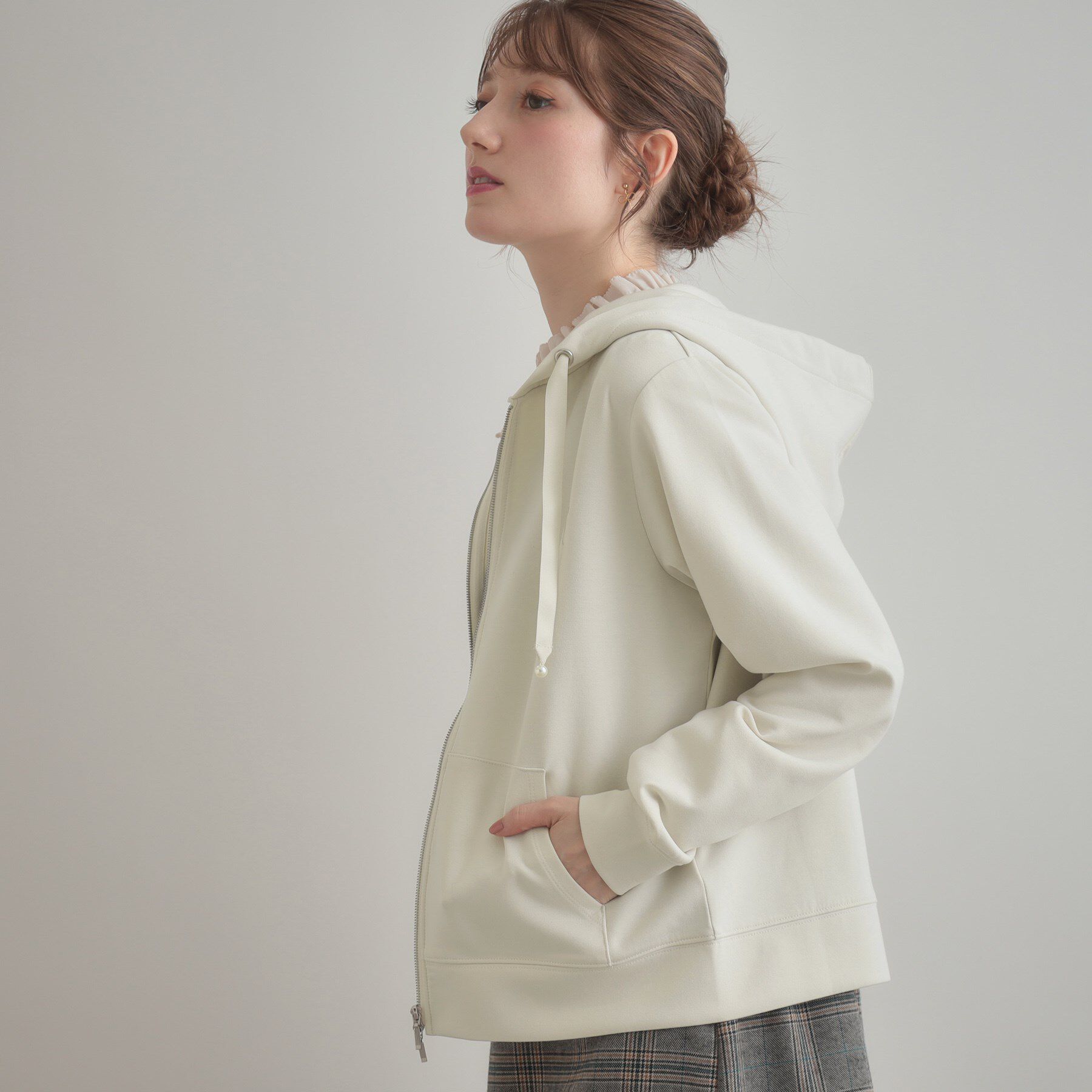 Couture broach「【マシンウォッシャブル・UVケア・大人可愛い】リボン刺繍ダンボールZIPフーディ」|パーカー|