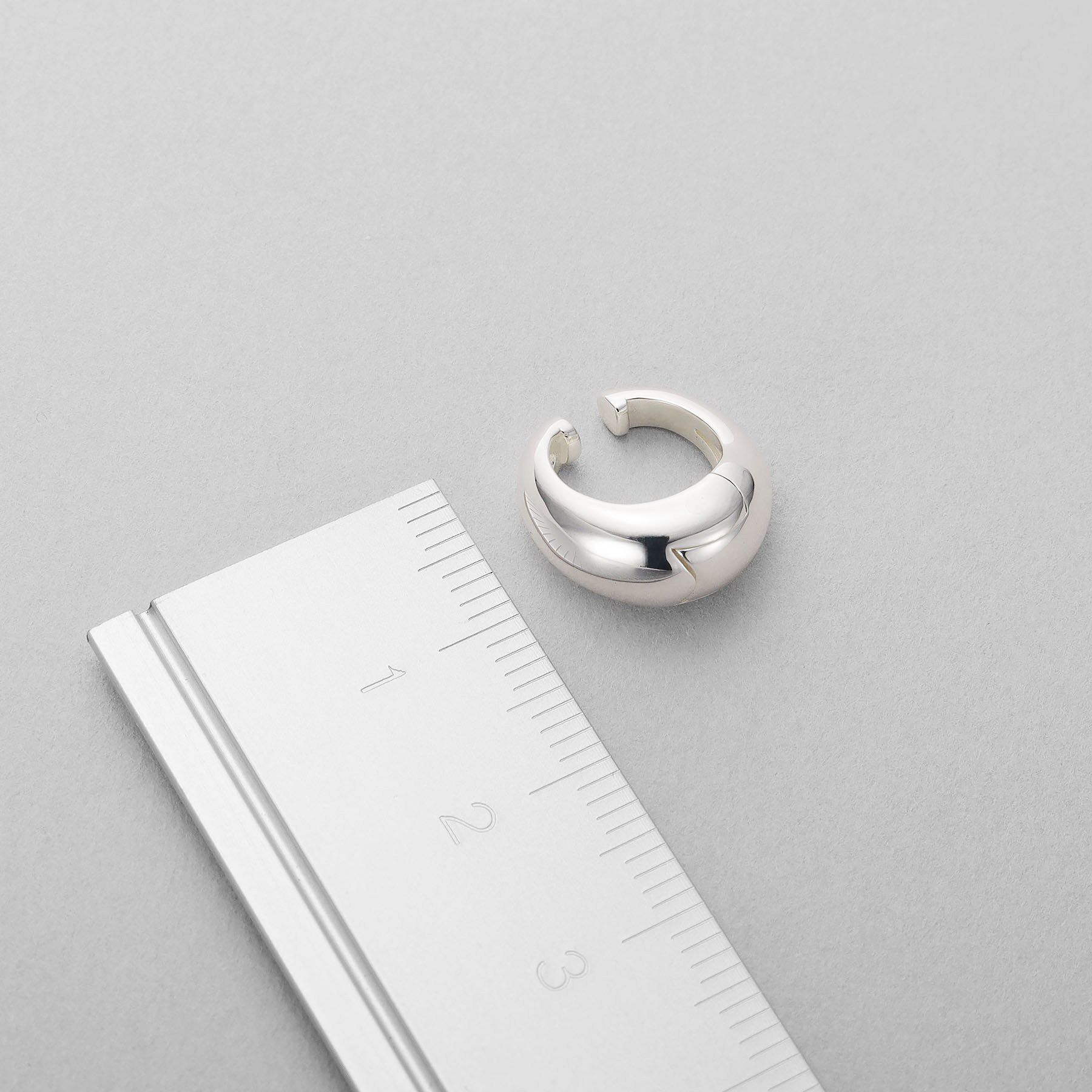 COCOSHNIK ONKITSCH「シルバー ハギーイヤリング ペアシェイプ M」|イヤリング|