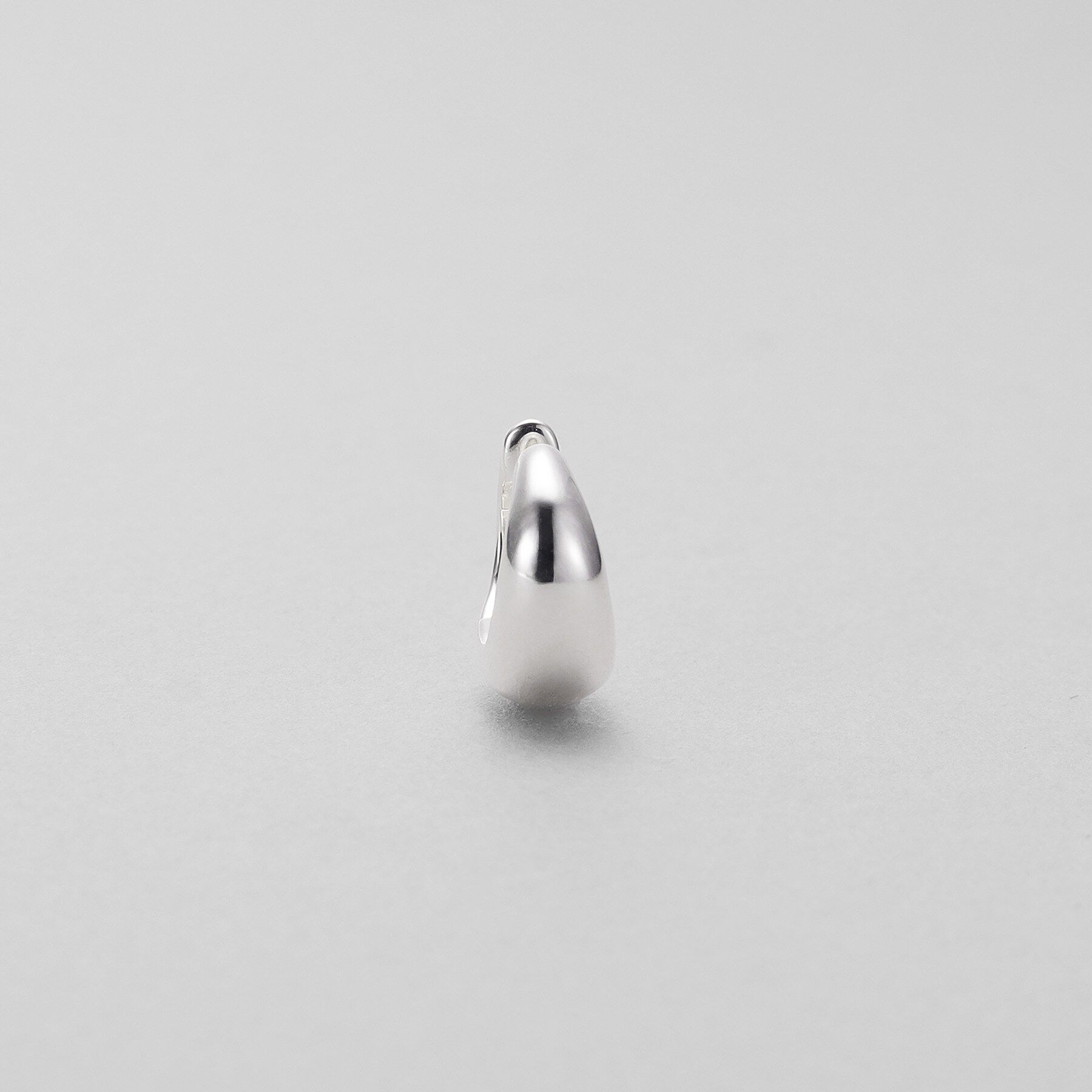 COCOSHNIK ONKITSCH「シルバー ハギーイヤリング ペアシェイプ S」|イヤリング|