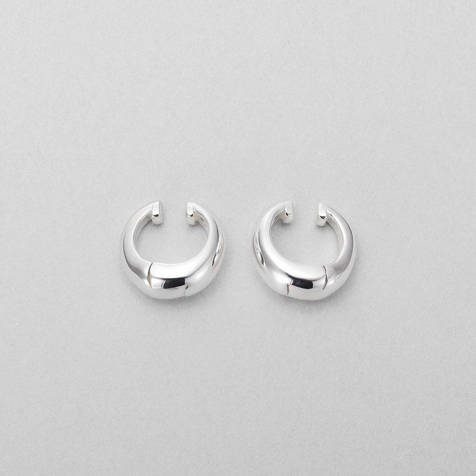 COCOSHNIK ONKITSCH「シルバー ハギーイヤリング ペアシェイプ S」|イヤリング|