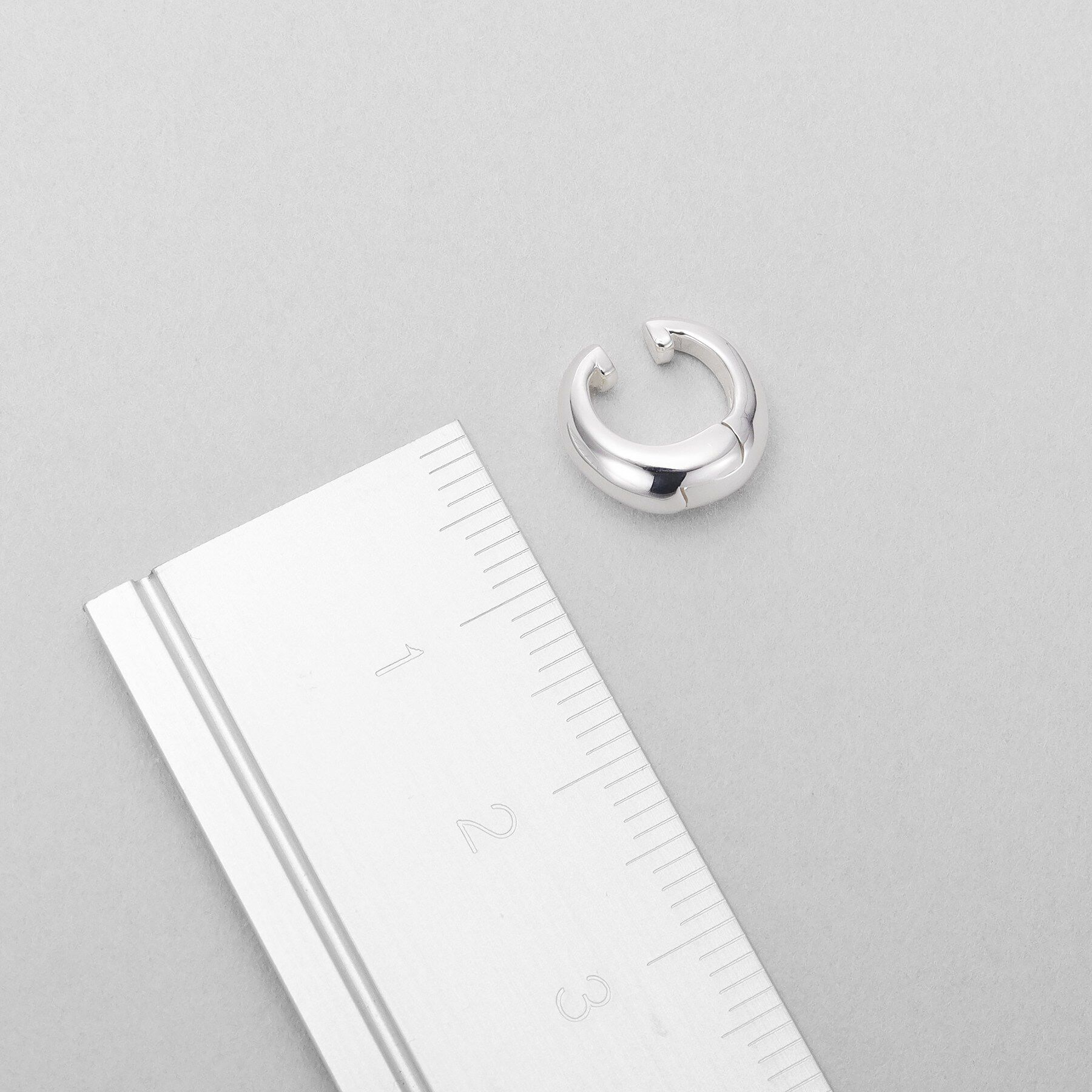 COCOSHNIK ONKITSCH「シルバー ハギーイヤリング ペアシェイプ S」|イヤリング|