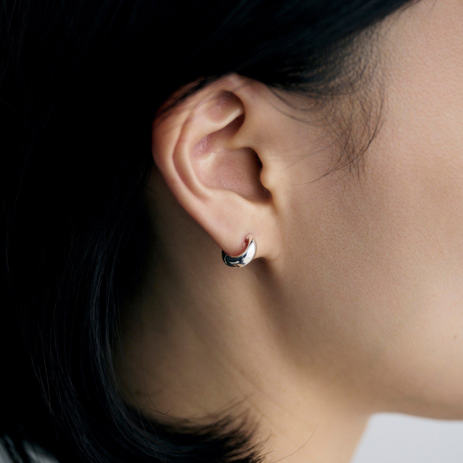 COCOSHNIK ONKITSCH「シルバー ハギーイヤリング ペアシェイプ S」|イヤリング|