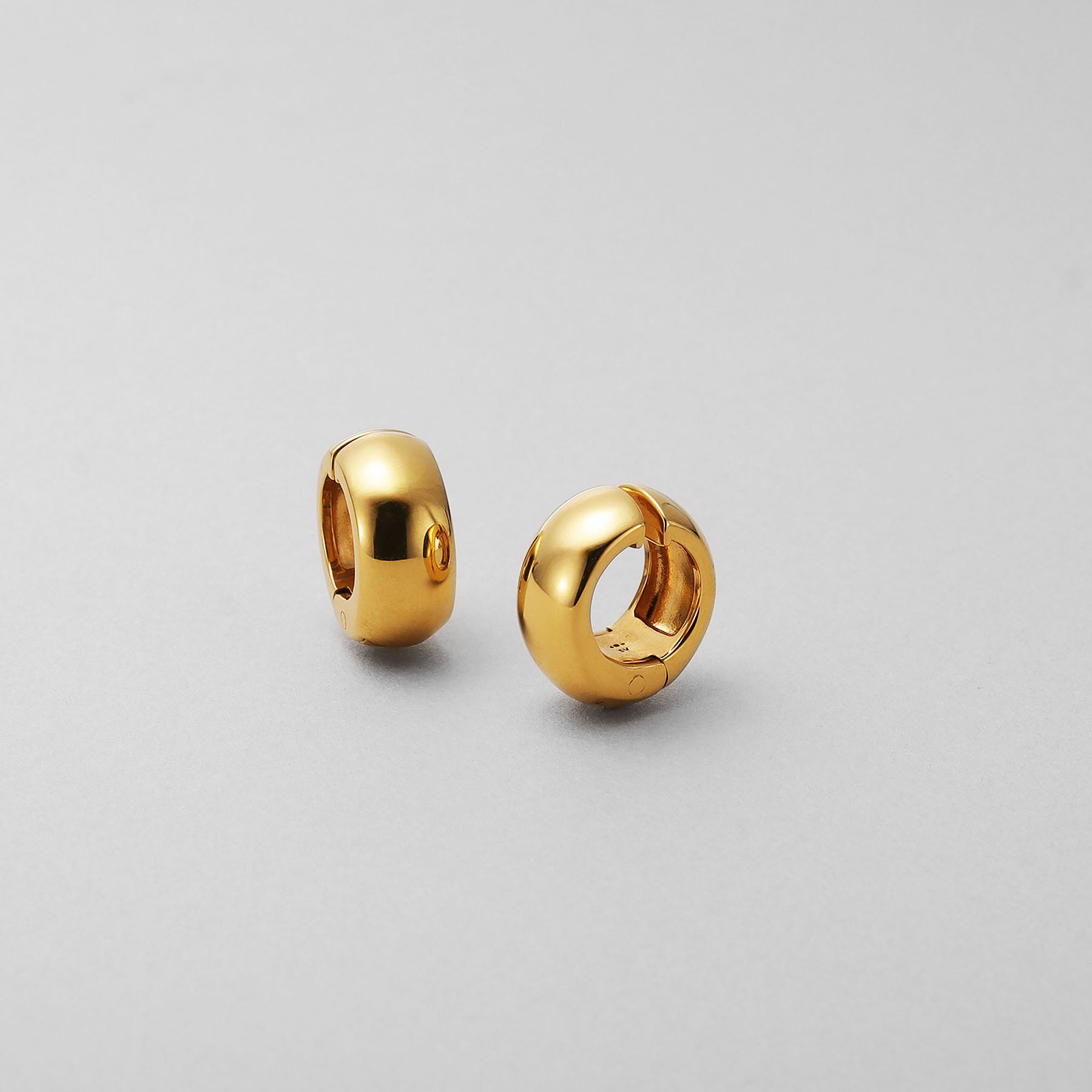 COCOSHNIK ONKITSCH「シルバー ハギーイヤリング ドーム M GP」|イヤリング|ゴールド(600)