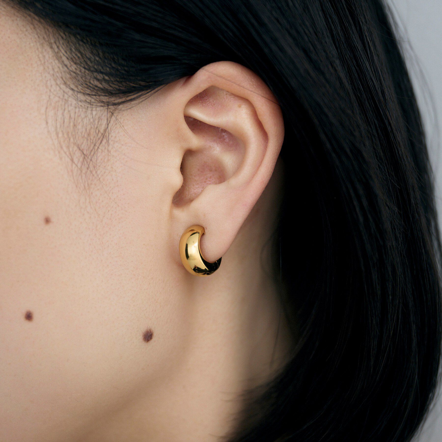 COCOSHNIK ONKITSCH「シルバー ハギーイヤリング ドーム M GP」|イヤリング|