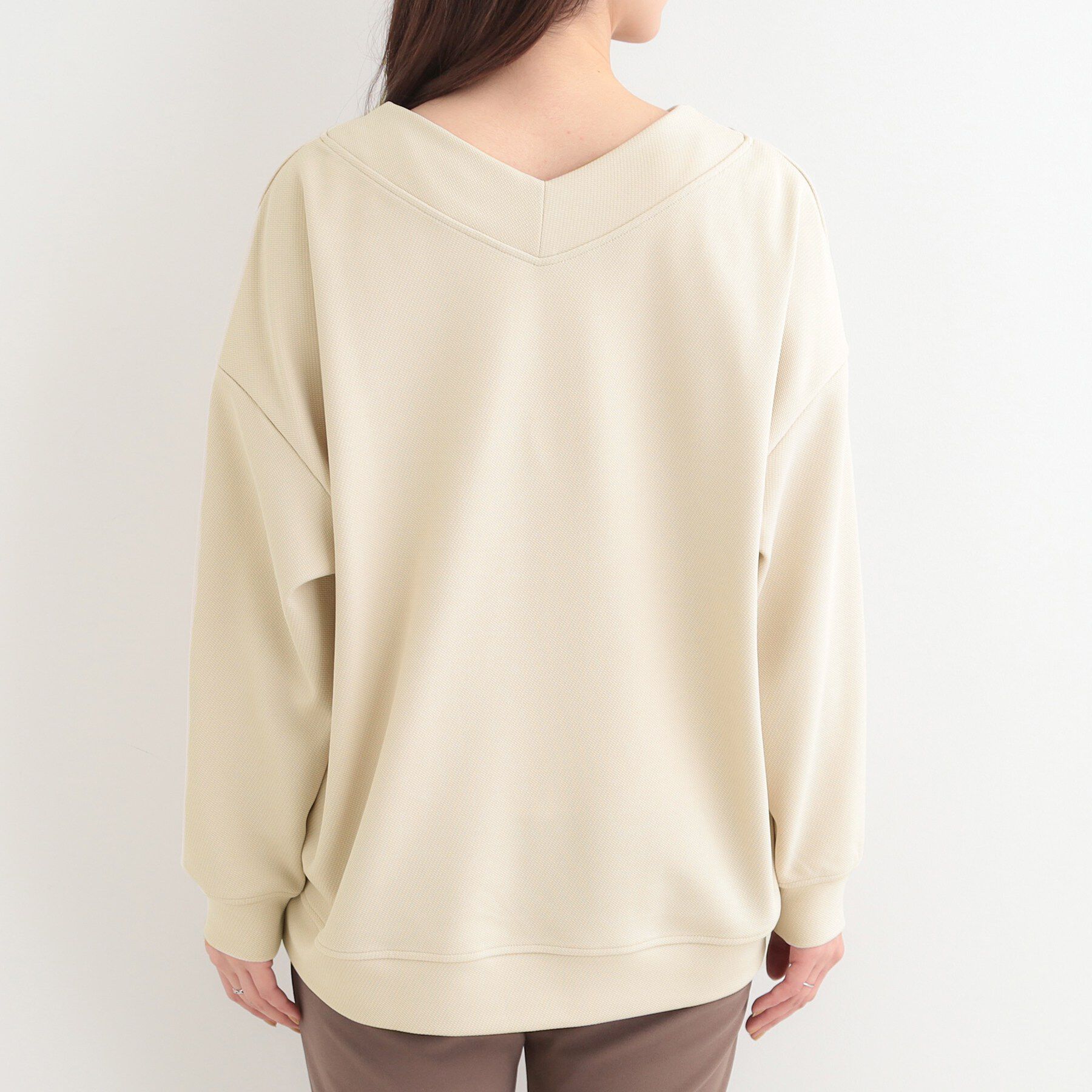 SHOO･LA･RUE「【洗濯機可】インせずすっきり見え　優しい雰囲気のVネックトップス」|Tシャツ・カットソー|