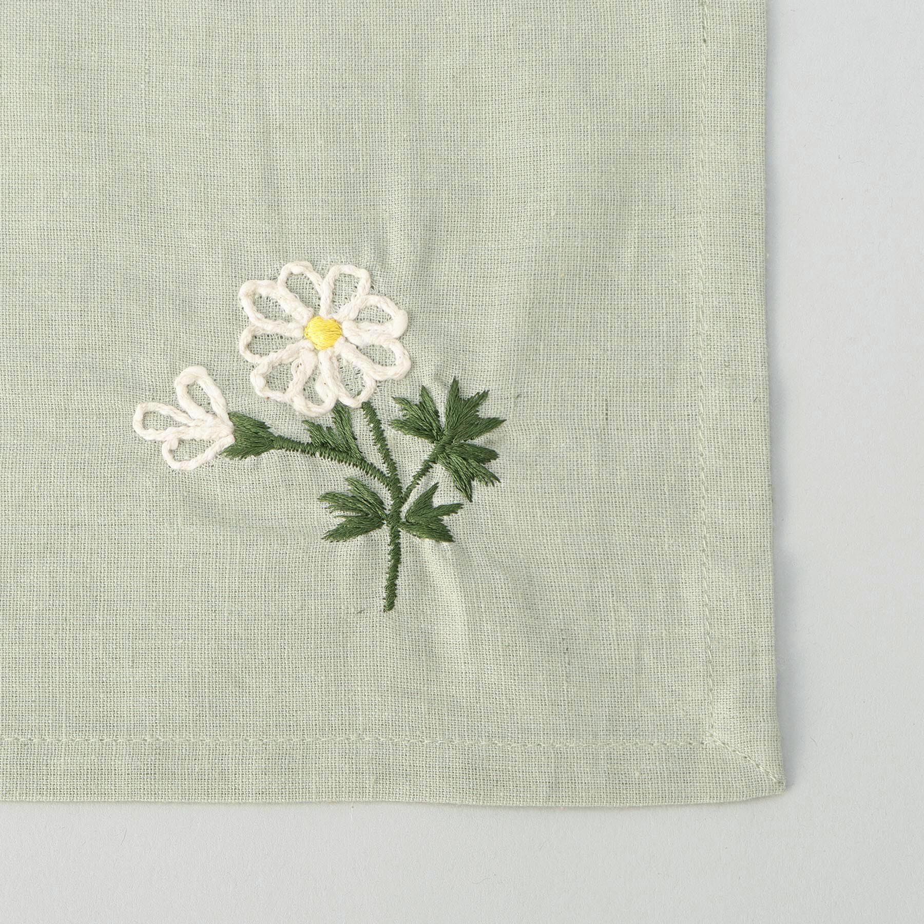 212 KITCHEN STORE「刺繍フラワー マーガレット マルチクロス 50x50cm LGR ＜212Kオリジナル ＞」|食器・キッチングッズ|