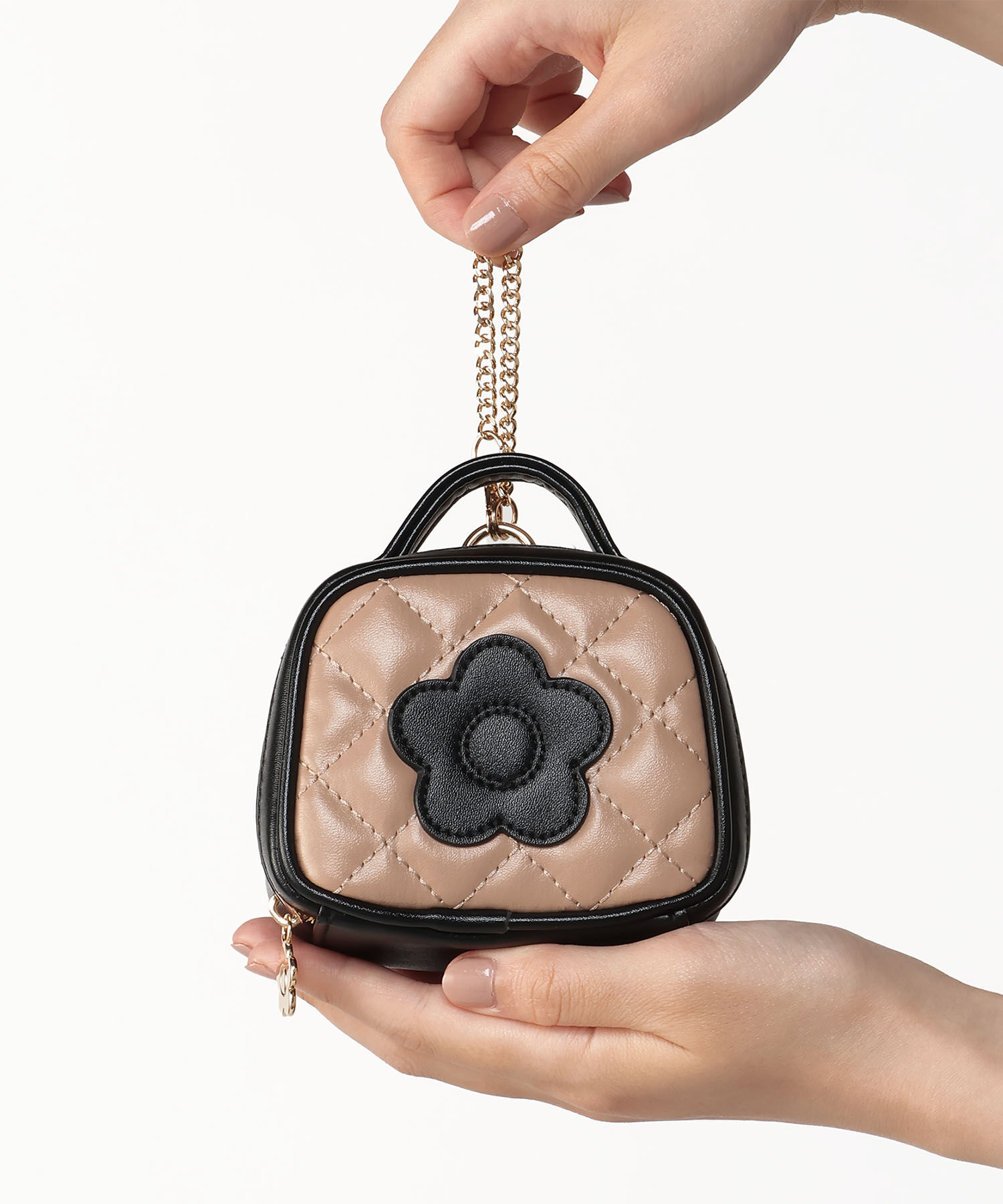 MARY QUANT「スクエアキルトデイジーパッチ ミニバッグチャームポーチ」|ポーチ|ベージュ