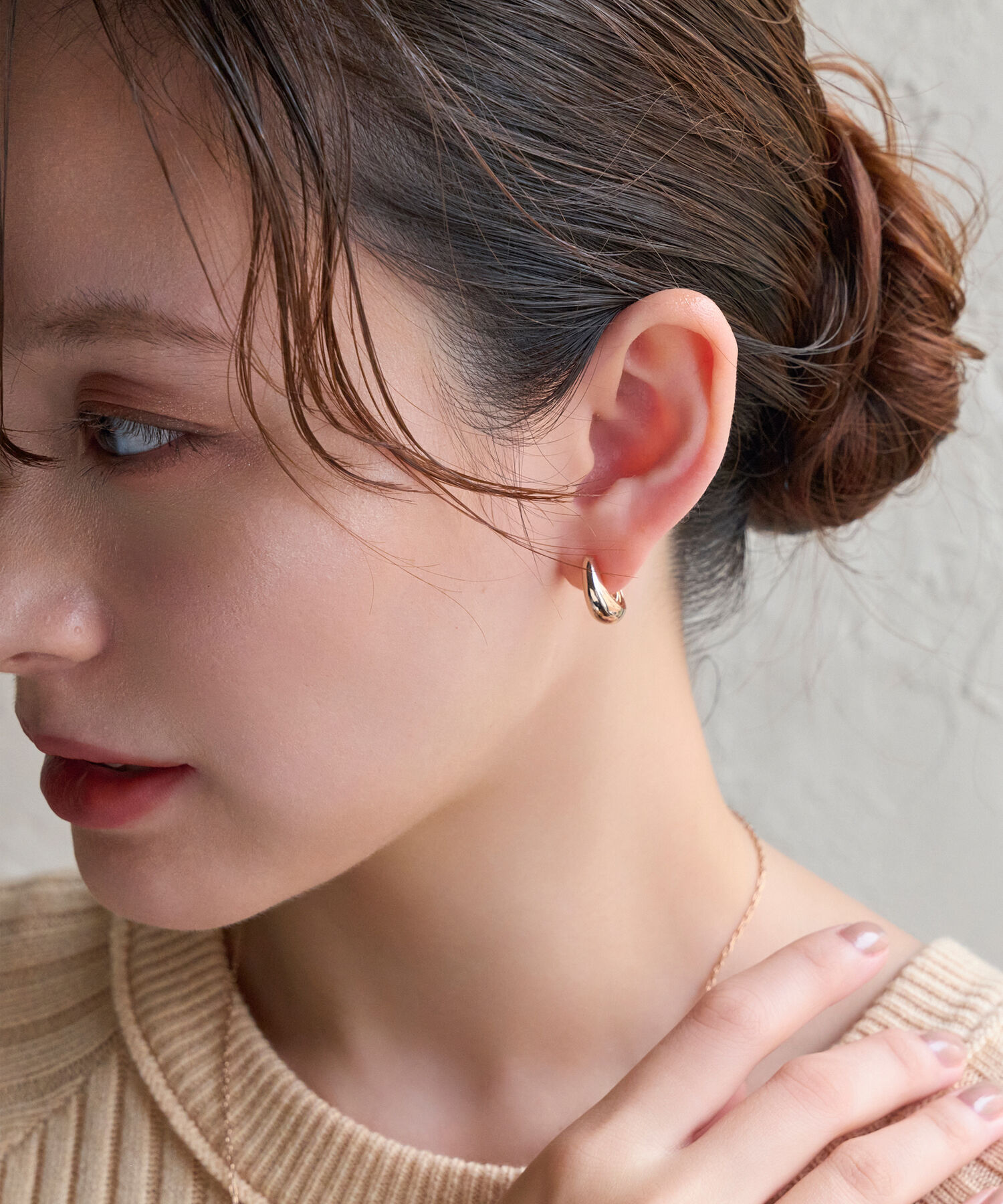 Phoebe「【金属アレルギー対応/痛くないシリーズ】プックリモードループフィットイヤリング　シャンパン」|イヤリング|