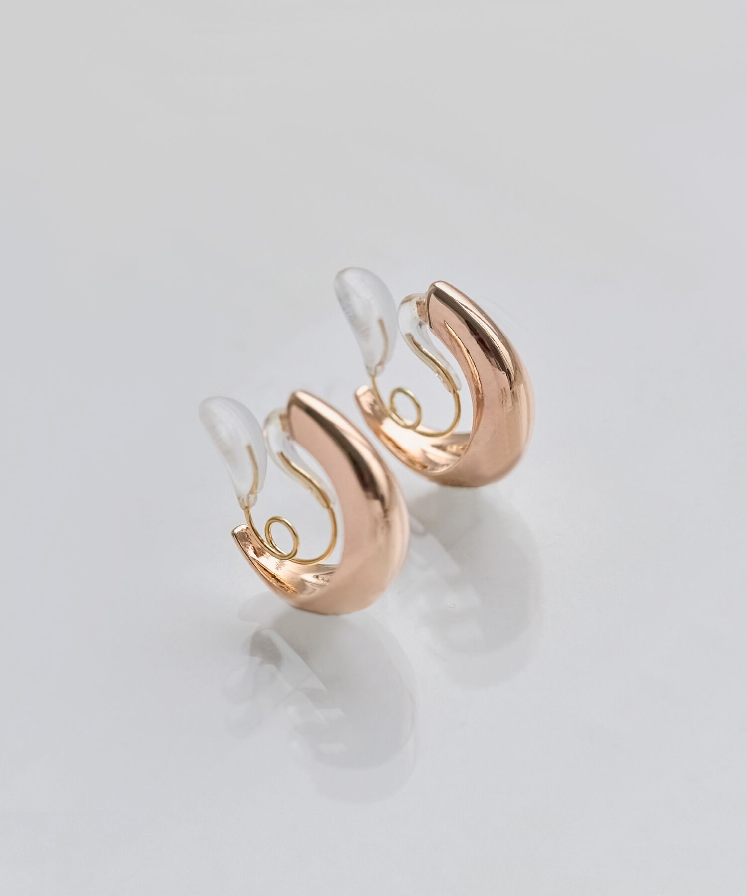 Phoebe「【金属アレルギー対応/痛くないシリーズ】プックリモードループフィットイヤリング　シャンパン」|イヤリング|