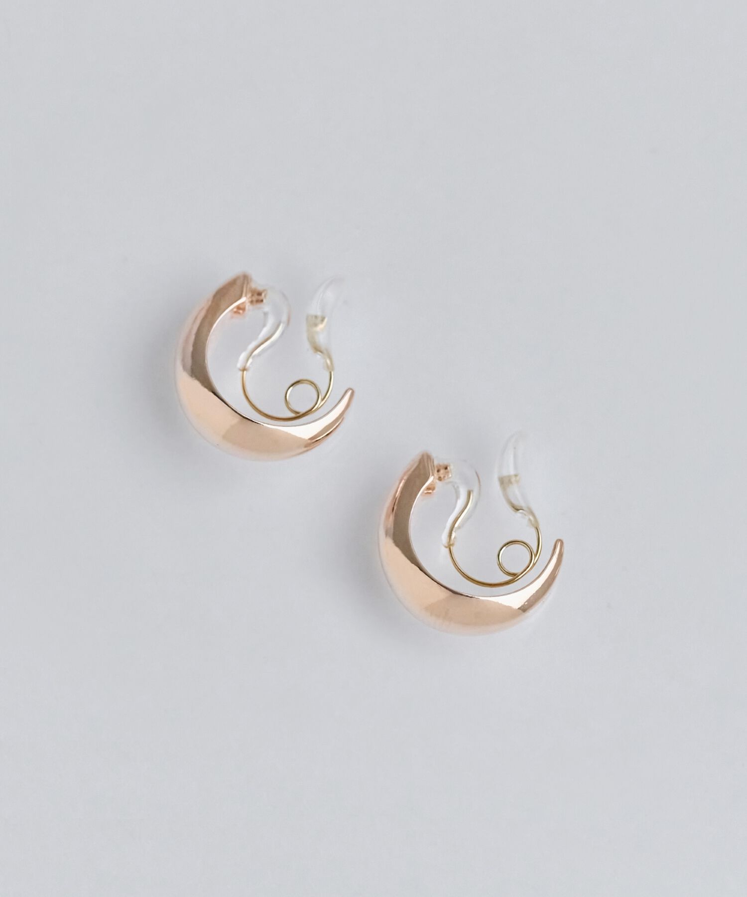 Phoebe「【金属アレルギー対応/痛くないシリーズ】プックリモードループフィットイヤリング　シャンパン」|イヤリング|