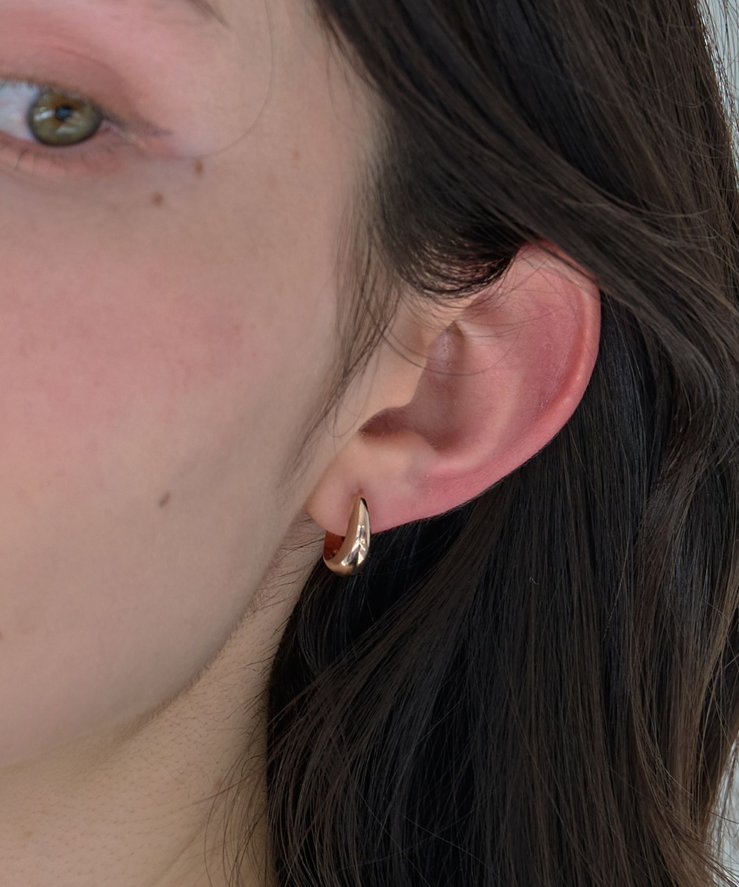 Phoebe「【金属アレルギー対応/痛くないシリーズ】プックリモードループフィットイヤリング　シャンパン」|イヤリング|