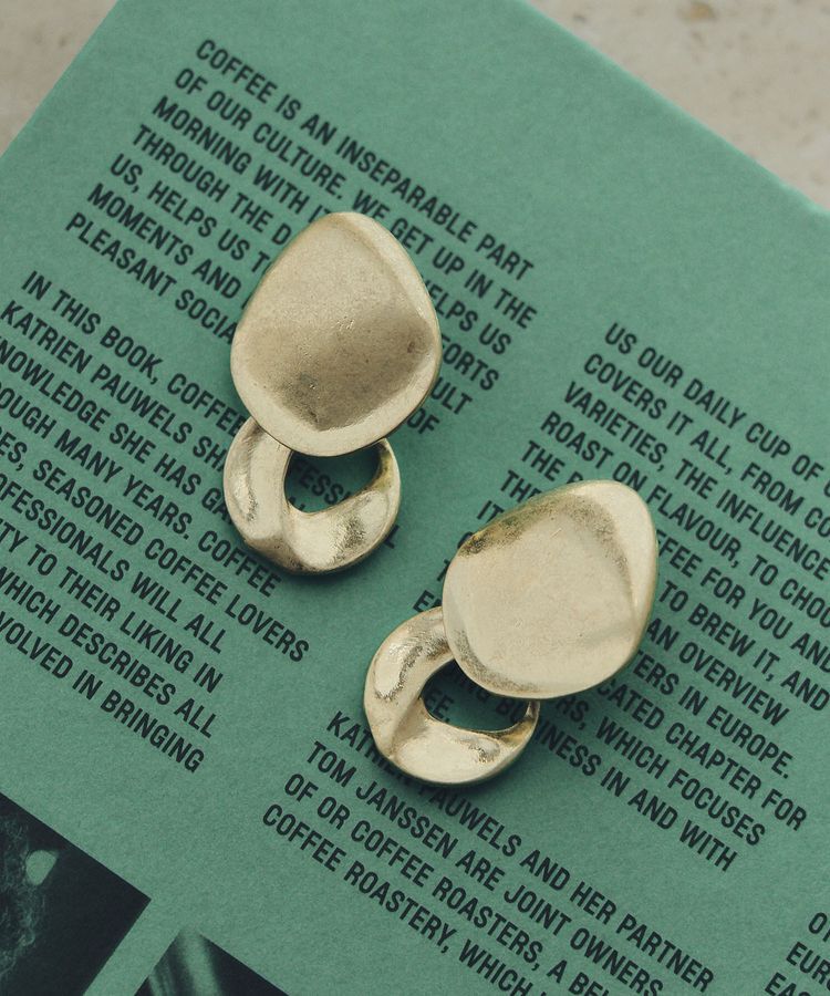 YECCA VECCA「メタルプレートスイングピアス」|ピアス|