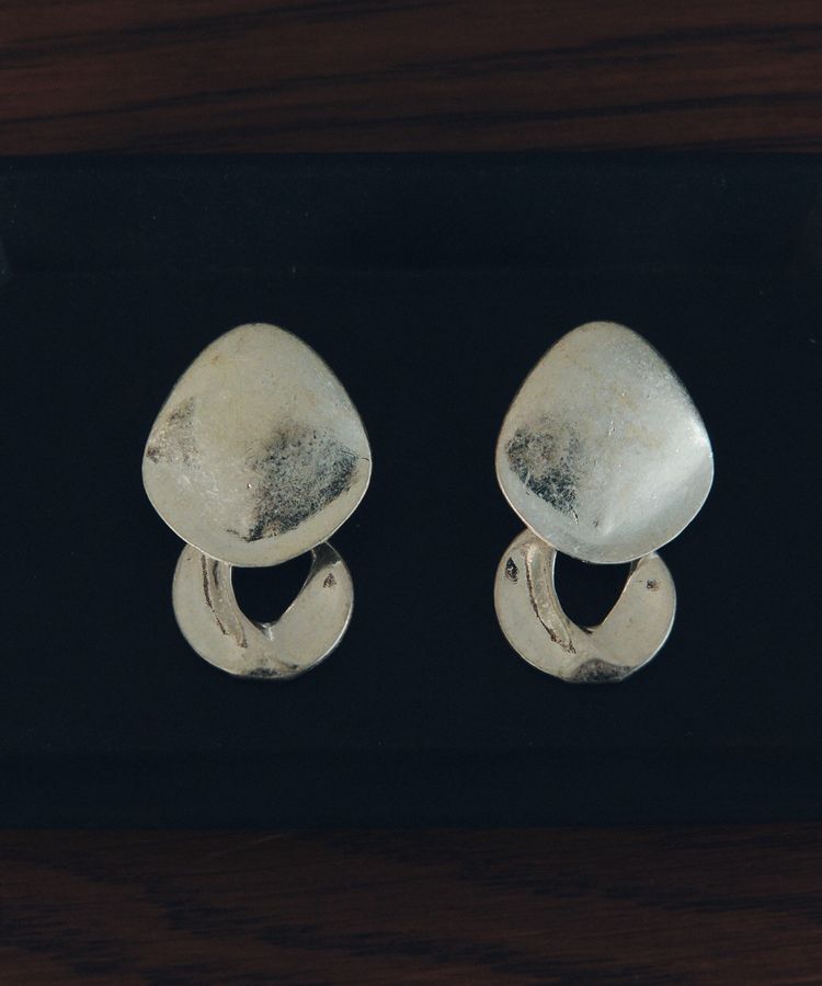 YECCA VECCA「メタルプレートスイングピアス」|ピアス|