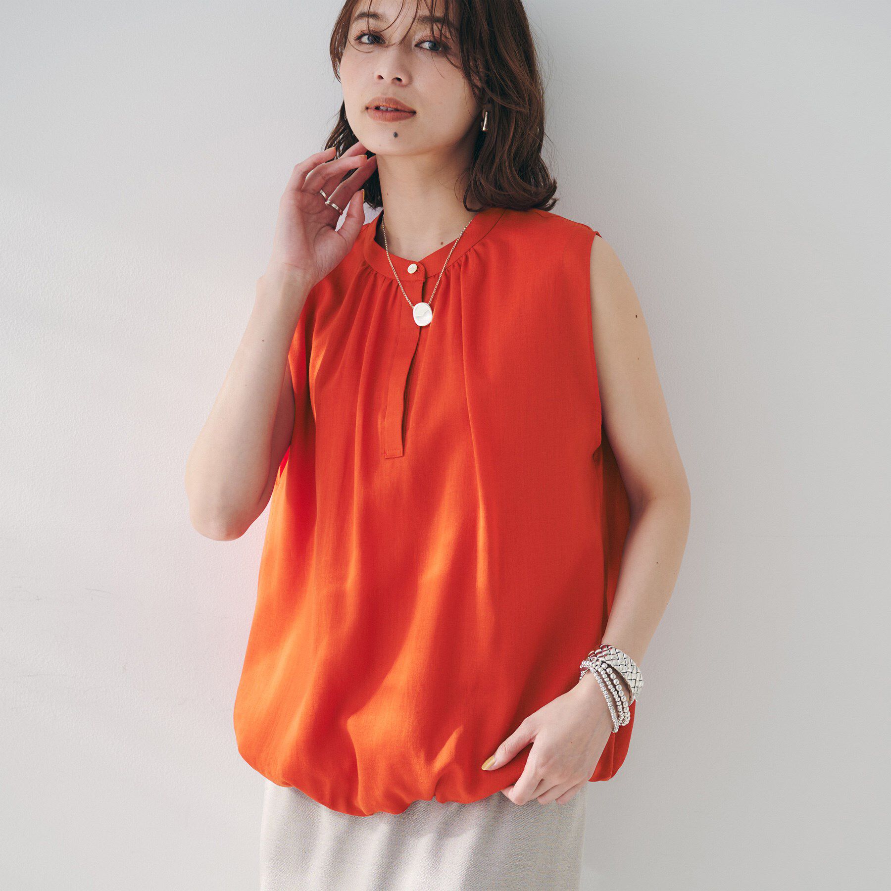 UNTITLED「【シアー/バンドカラー】バルーンヘムノースリーブブラウス」|シャツ・ブラウス|オレンジ(067)