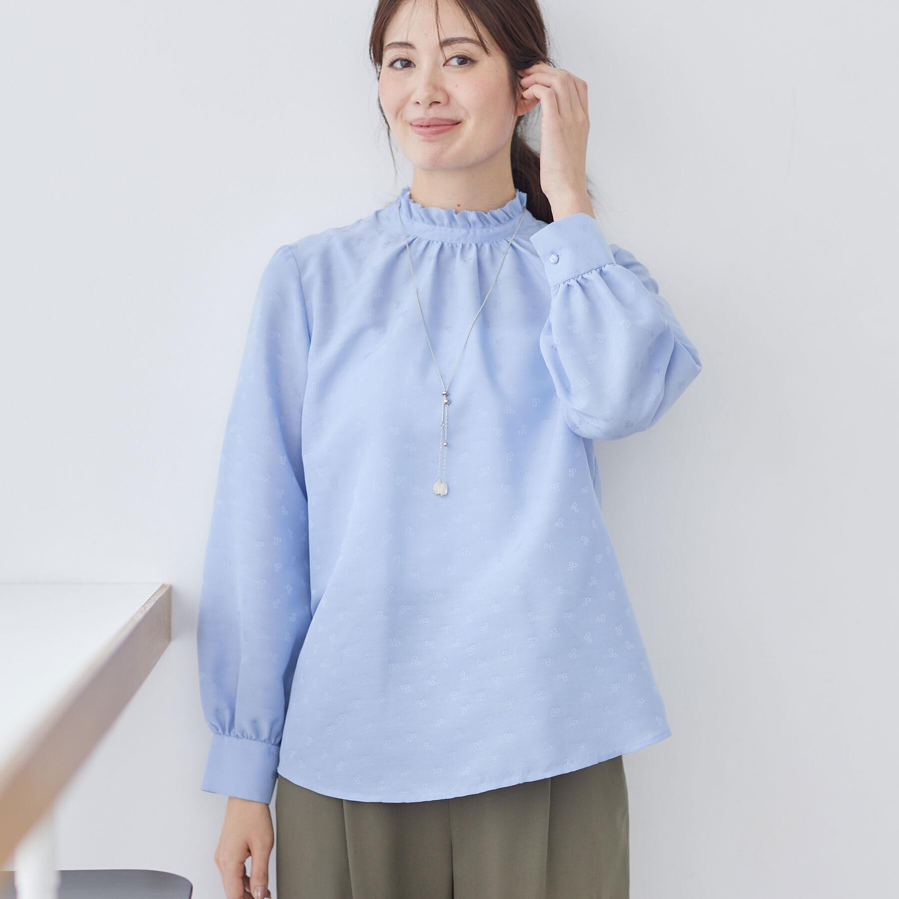 Reflect「フリルネックサテンジャカードブラウス」|シャツ・ブラウス|ブルー(491)