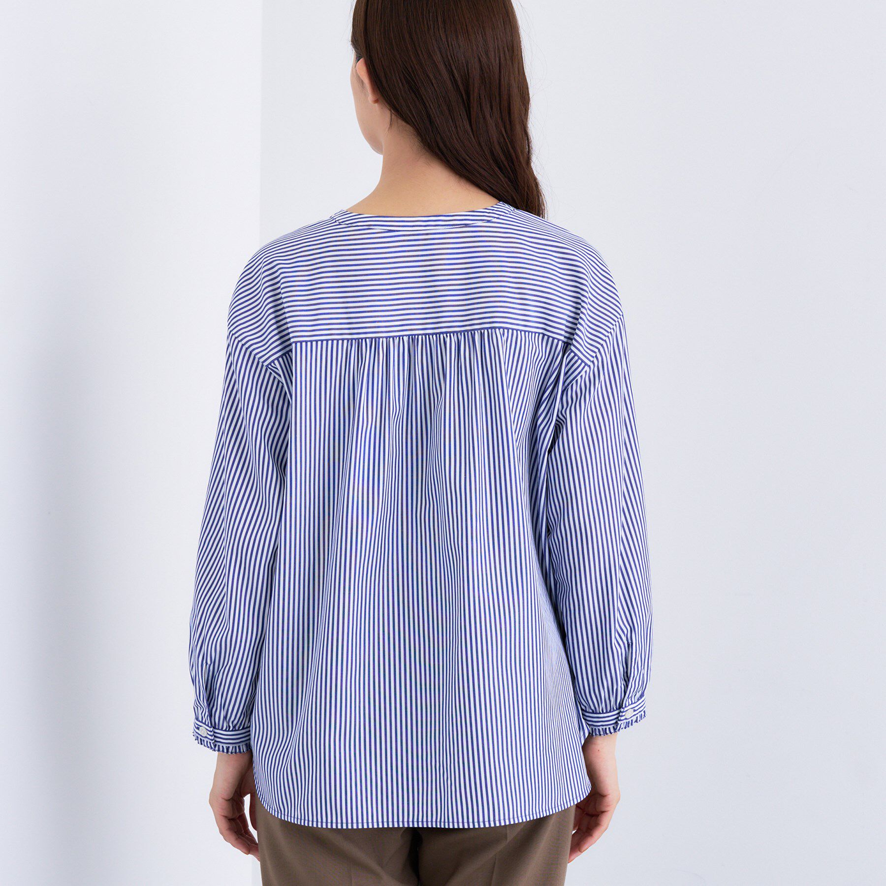 INDIVI「【洗える】胸元タックフリル長袖ブラウス」|シャツ・ブラウス|