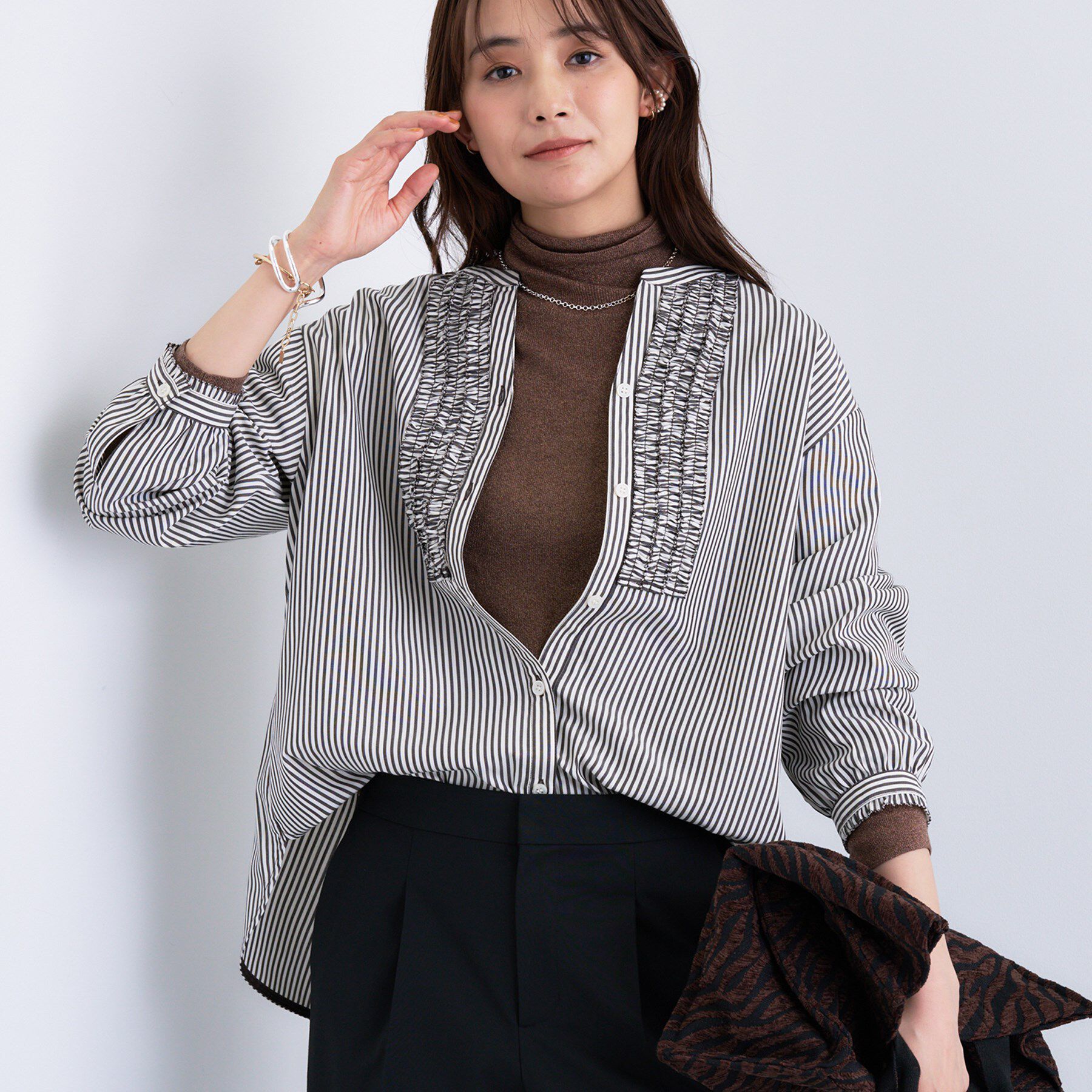 INDIVI「【洗える】胸元タックフリル長袖ブラウス」|シャツ・ブラウス|ブラウン(344)