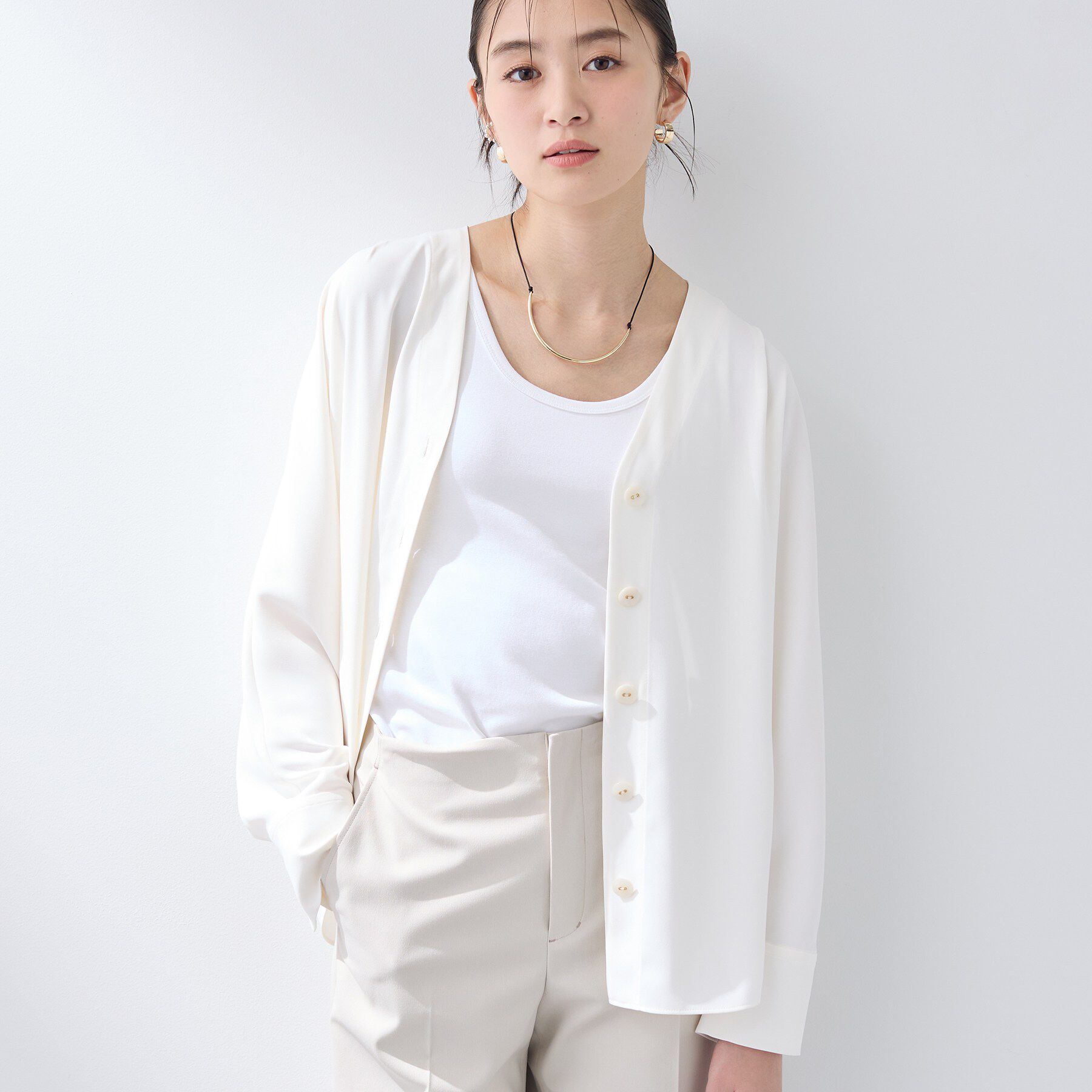 INDIVI「【洗える／UVケア／マットサテン】Vネックドルマンスリーブブラウス」|シャツ・ブラウス|