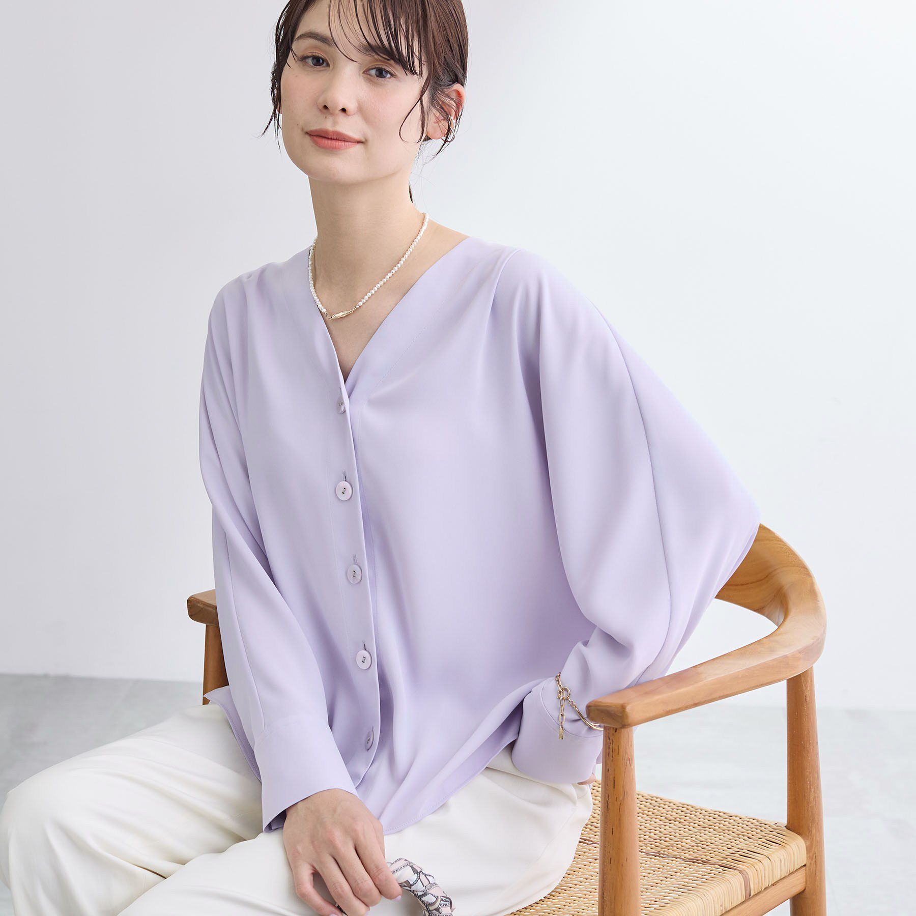 INDIVI「【洗える／UVケア／マットサテン】Vネックドルマンスリーブブラウス」|シャツ・ブラウス|