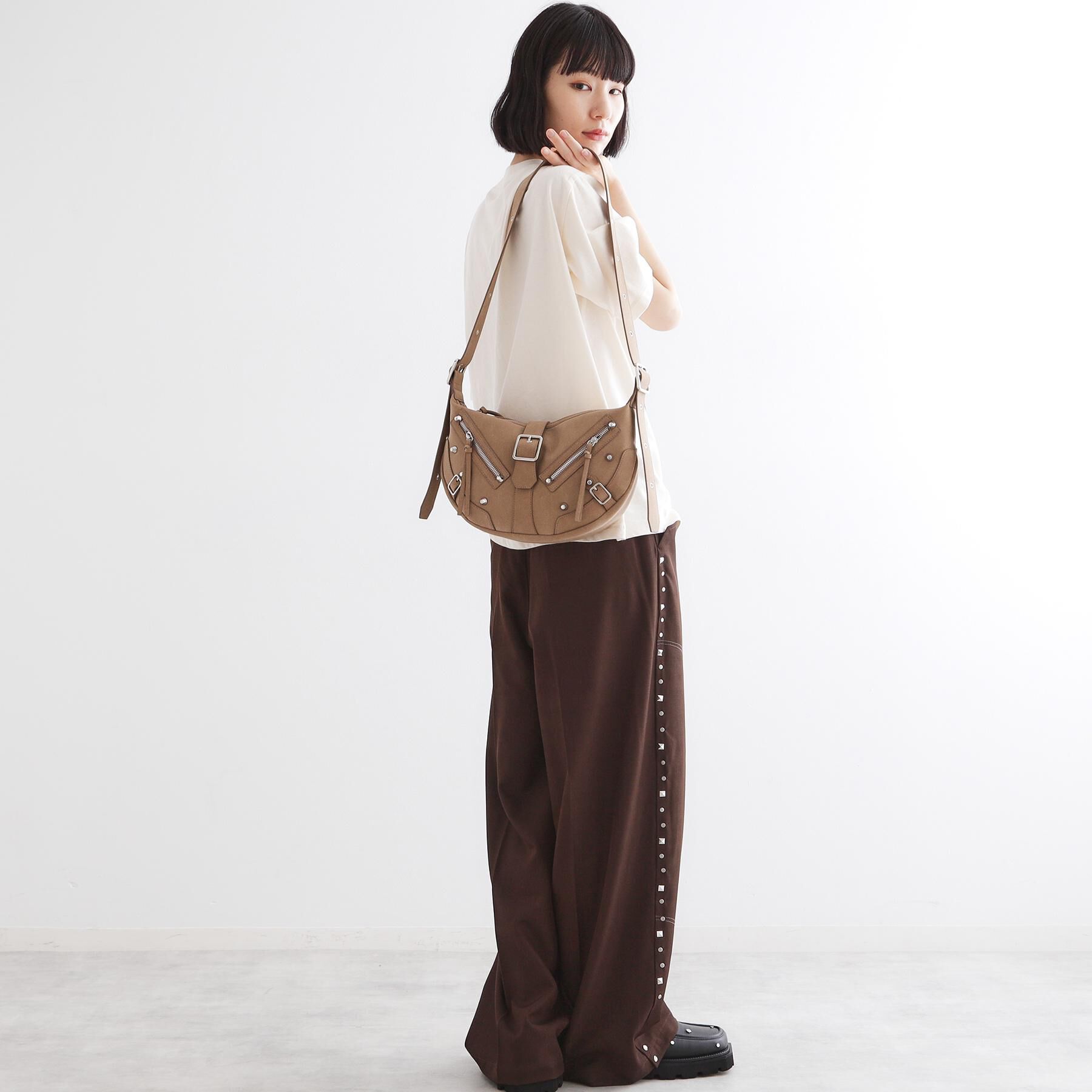 tk.TAKEO KIKUCHI「【FANCYシリーズ】スタッズクレセントショルダーバッグ」|ショルダー・メッセンジャー|