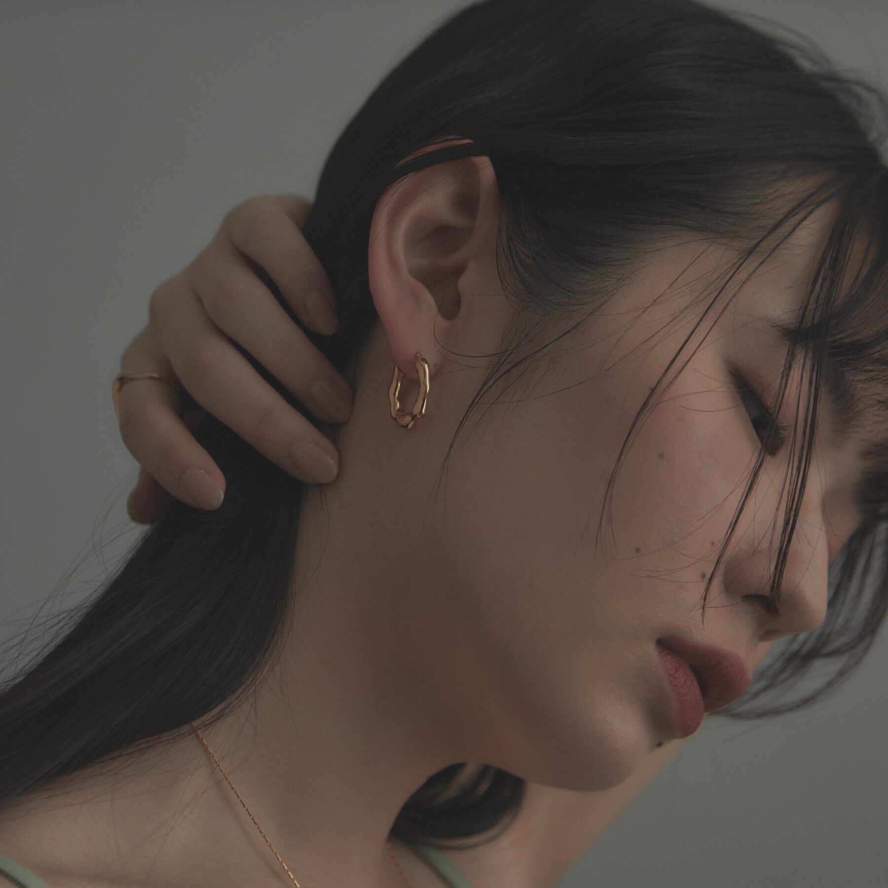 COCOSHNIK ONKITSCH「シルバー ニュアンスピアス オーバルフープ GP」|ピアス|