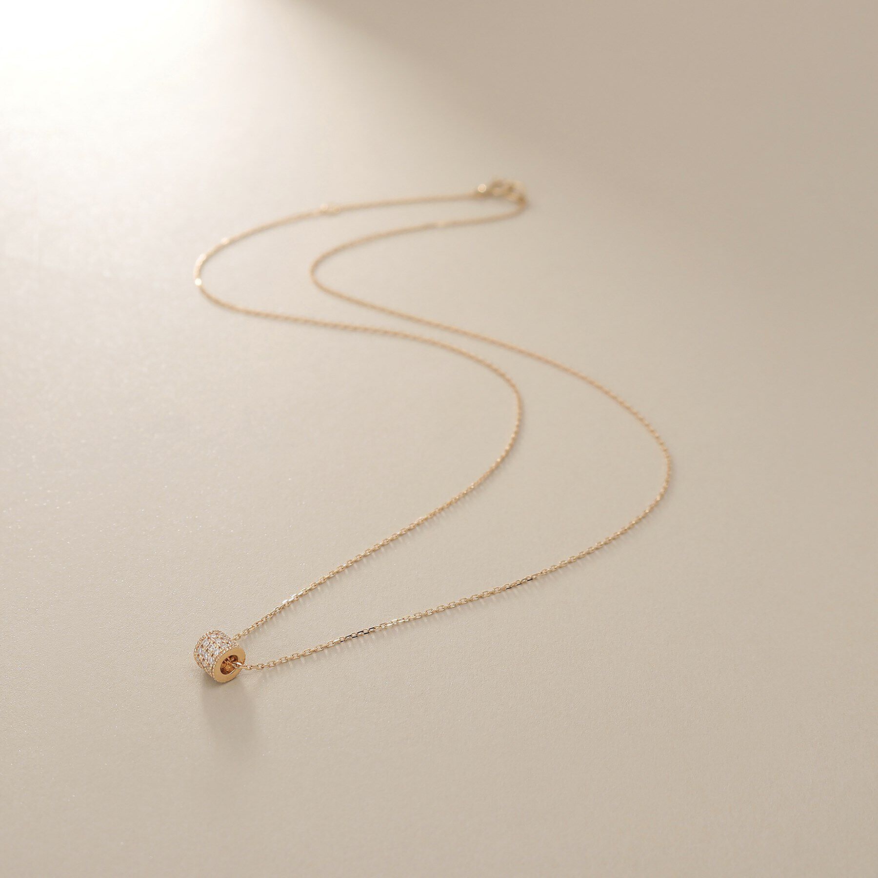 COCOSHNIK「K10【サステナブル】モアサナイトパヴェスルー ネックレス」|ネックレス|