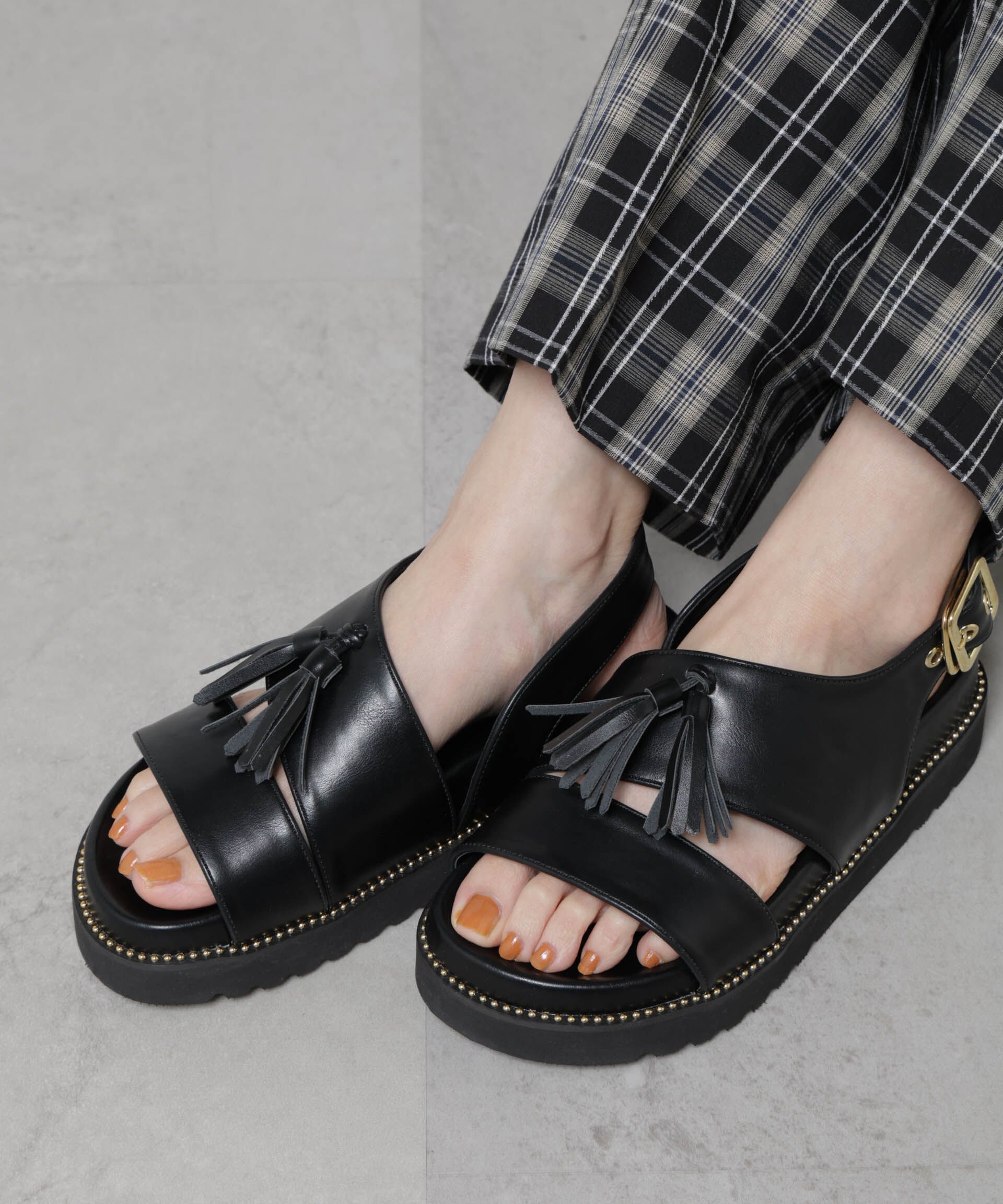 nano･universe「プラットフォームタッセルサンダル」|ビジネス・ドレスシューズ|ブラック