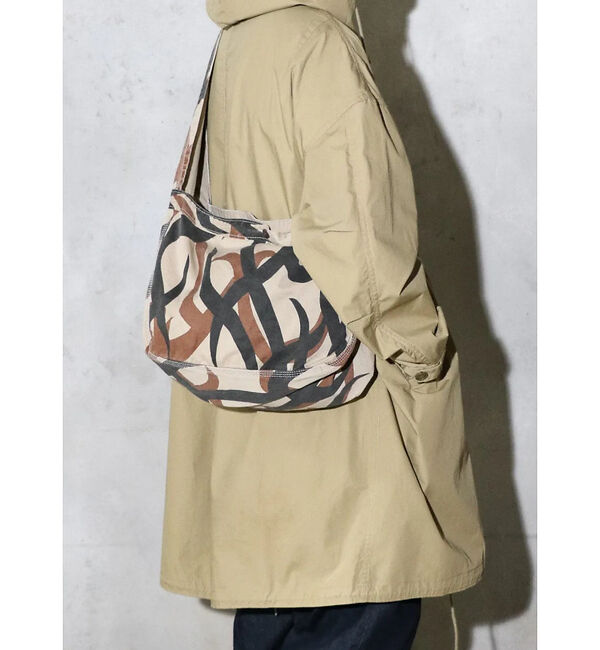 ABAHOUSE「【MADE IN STANDARD】PRINTED NEWSPAPER BAG/」|ショルダー・メッセンジャー|カーキ