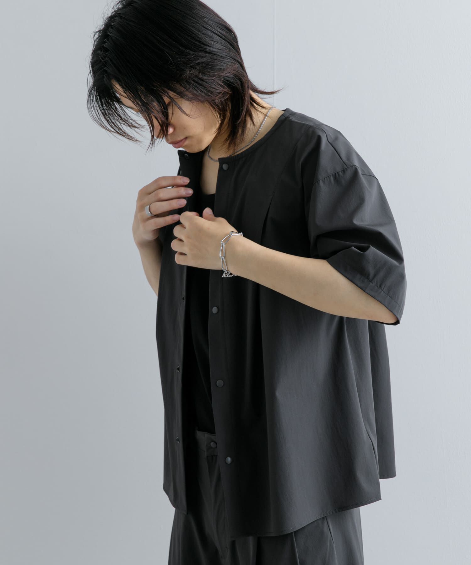 SENSE OF PLACE by URBAN RESEARCH「Uiscel　4WAYストレッチタックノーカラーシャツ5分袖」|シャツ・ブラウス|