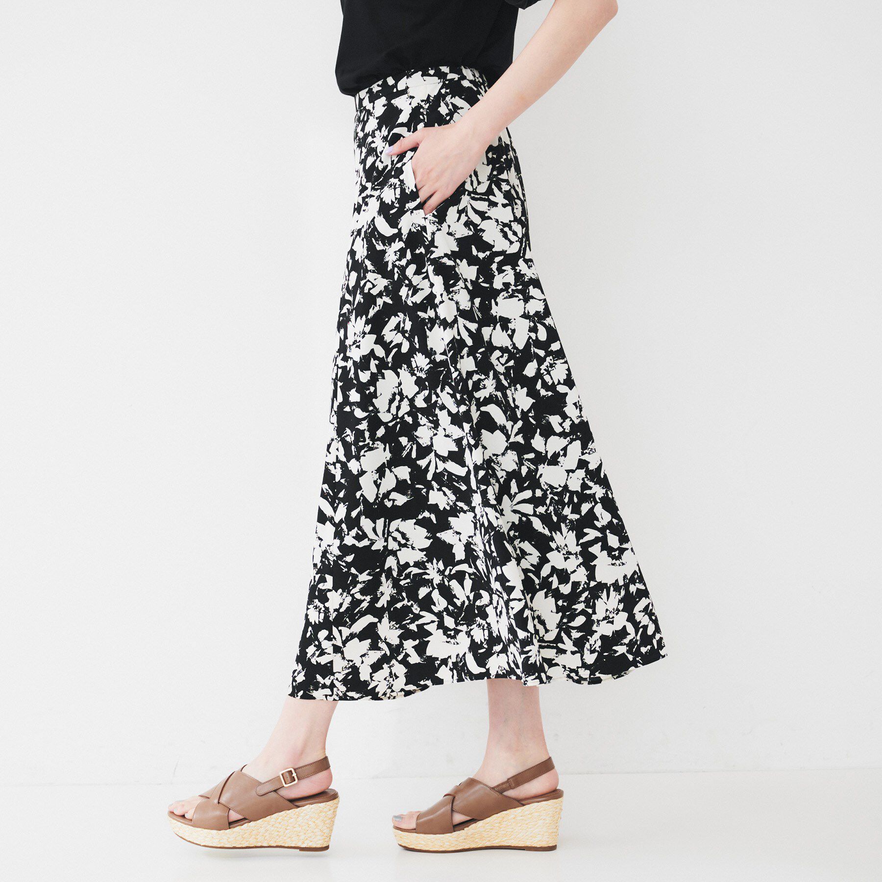 UNTITLED「【セットアップ可/後ろウエストゴム】モザイクフラワー柄スカート」|スカート|