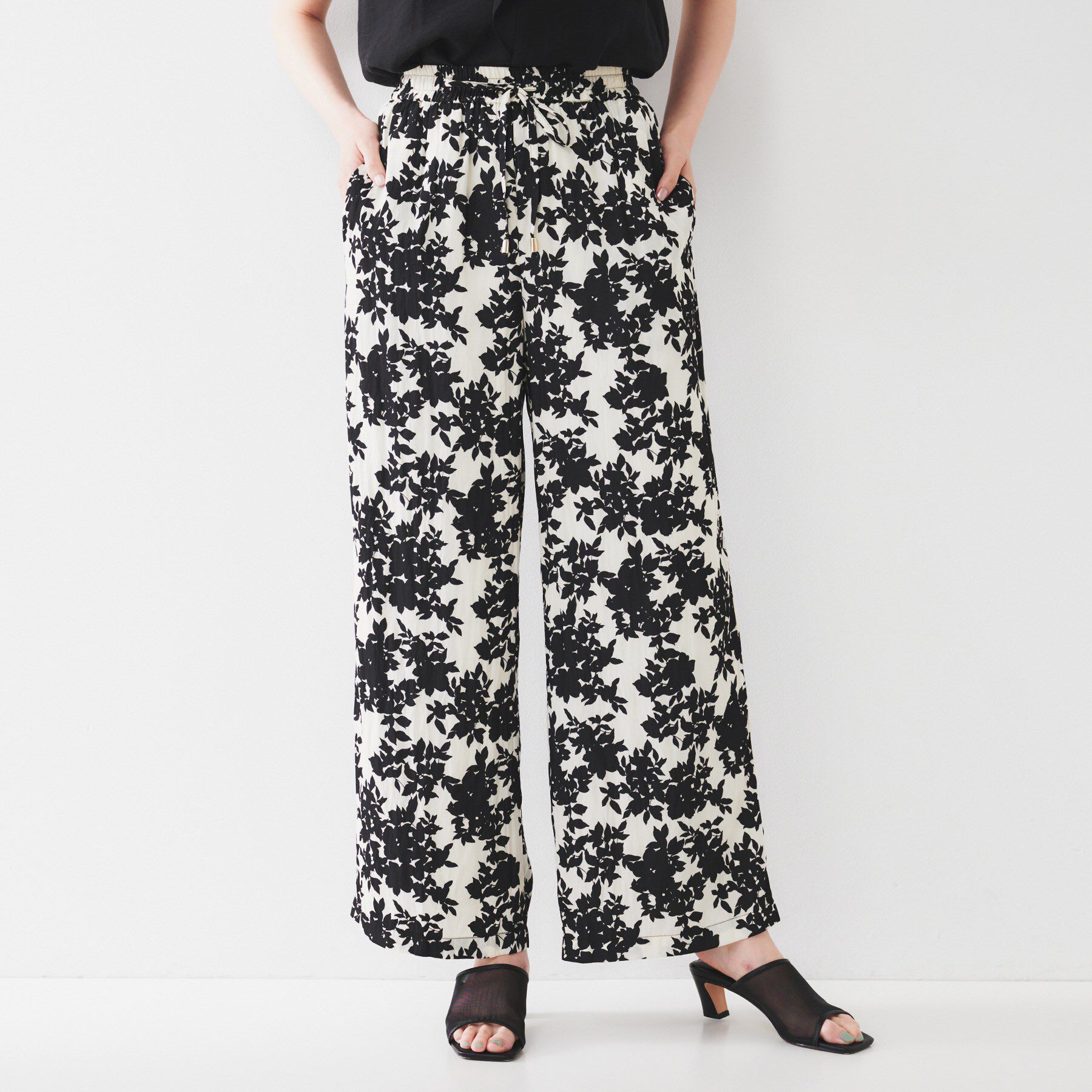 UNTITLED「【ウエストゴム/ワイド/柄】モノトーンフラワーパンツ」|その他|オフホワイト(103