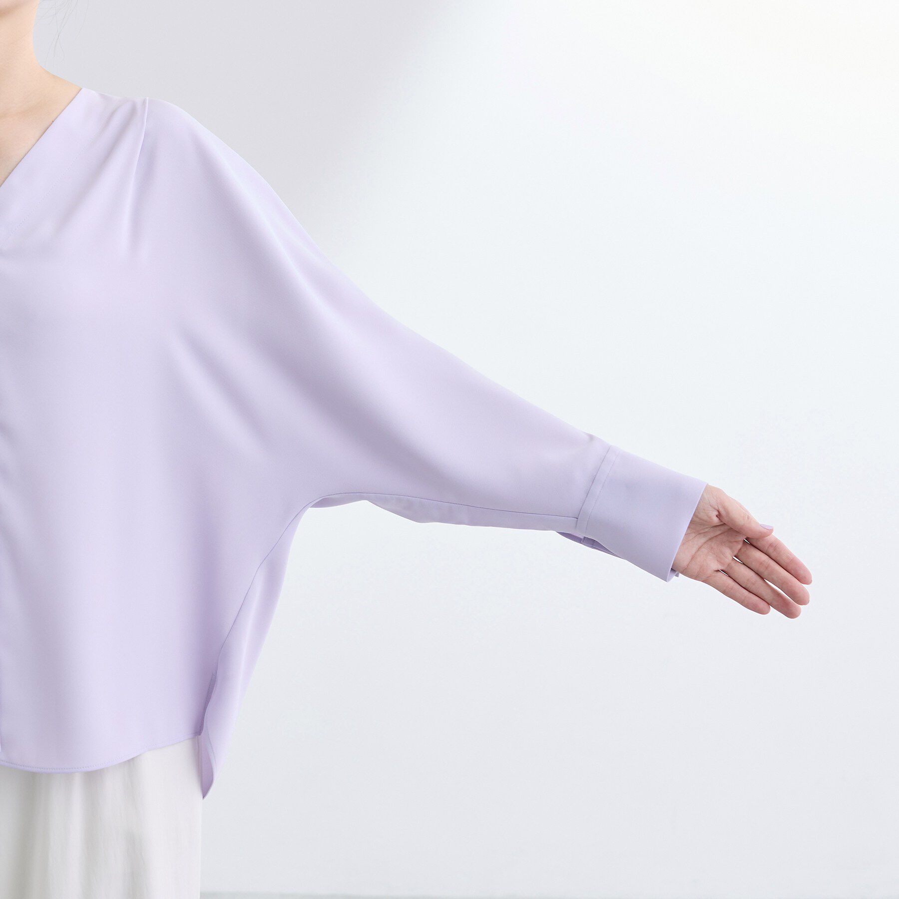 INDIVI「【洗える／UVケア／マットサテン】Vネックドルマンスリーブブラウス」|シャツ・ブラウス|